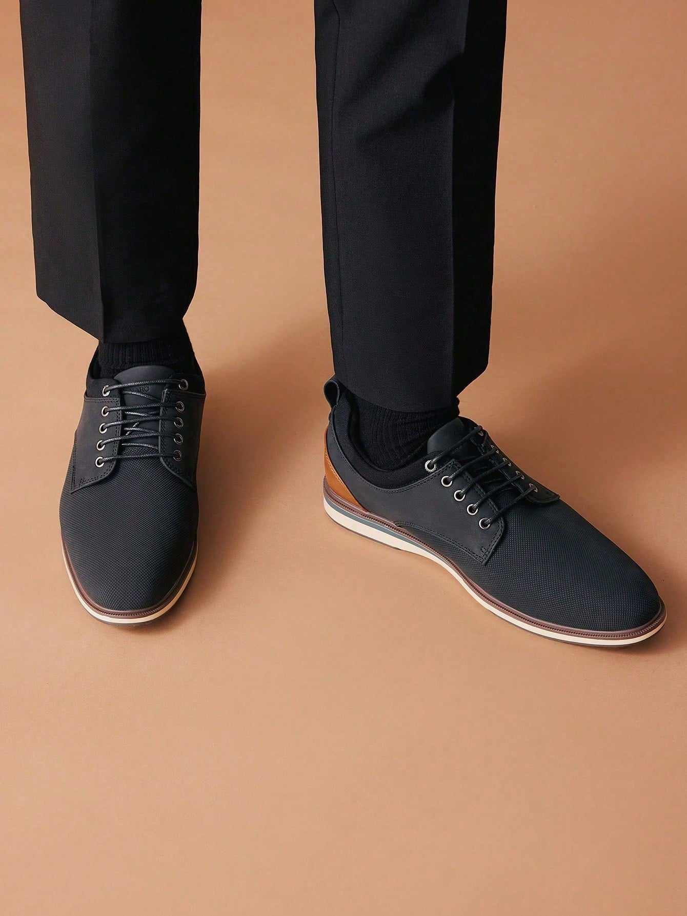 Tênis Casual Knit Com Detalhe Em Couro E Solado Baixo