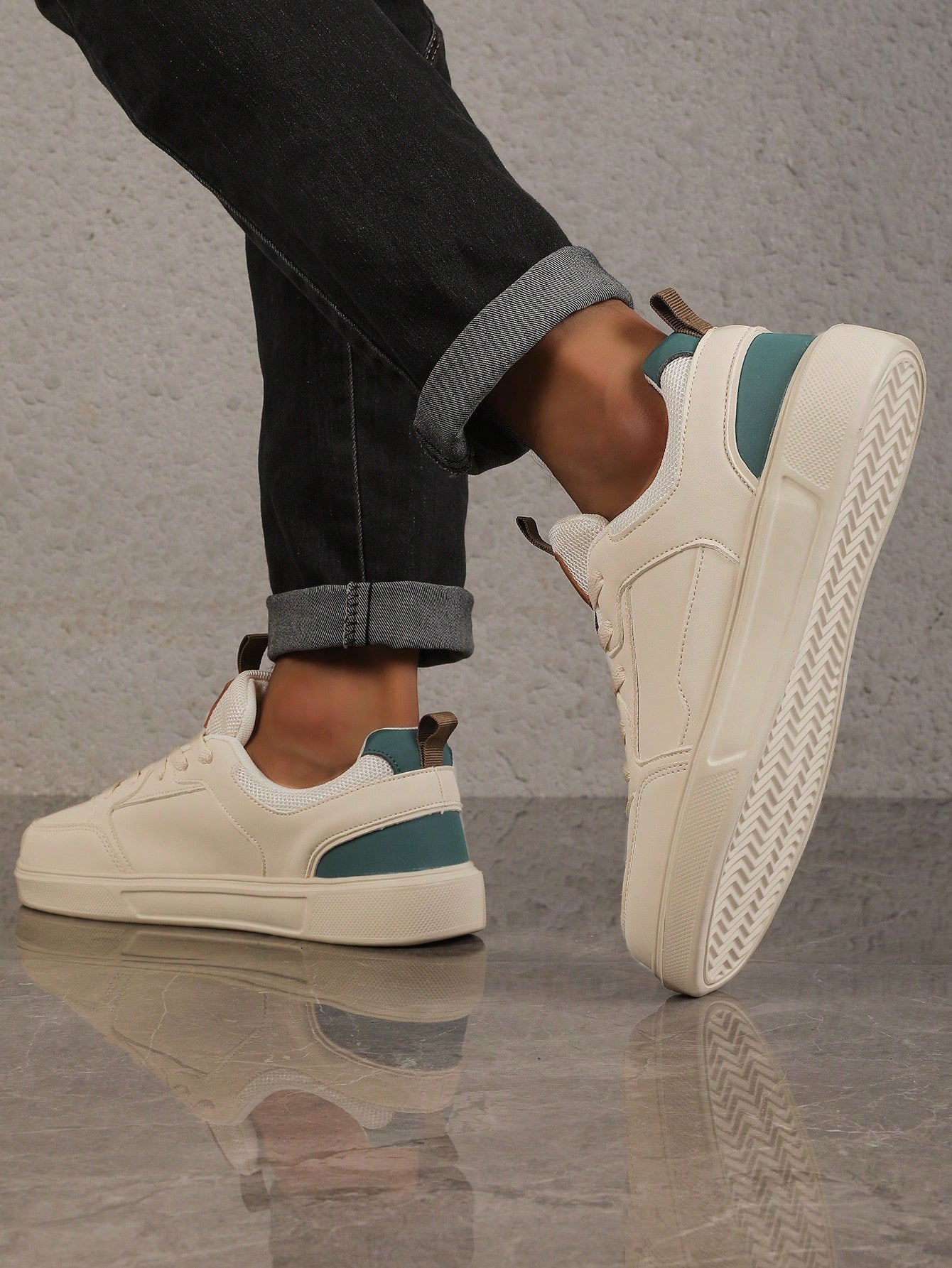 Tênis Casual Com Detalhes Em Tecido E Solado Resistente