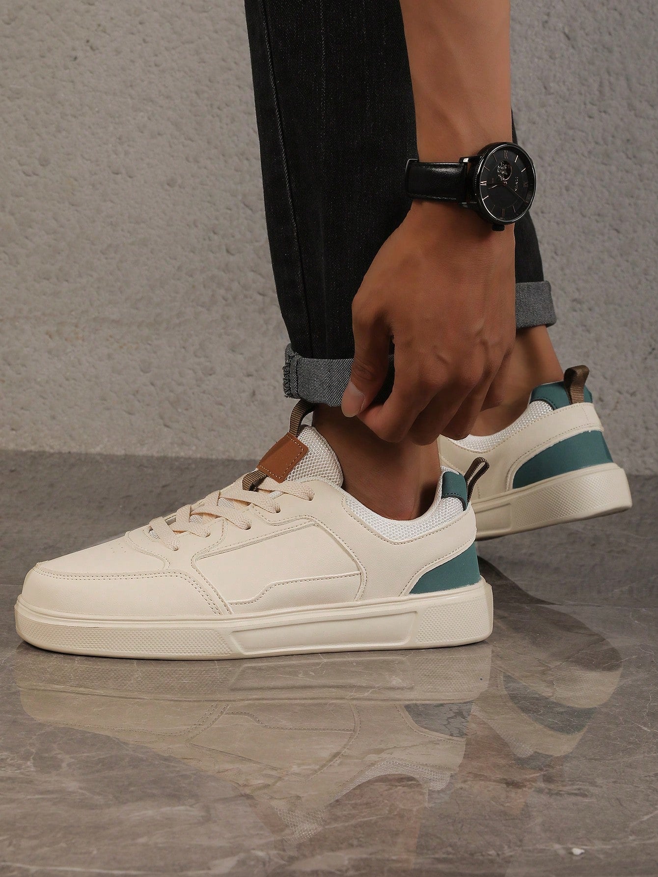 Tênis Casual Com Detalhes Em Tecido E Solado Resistente