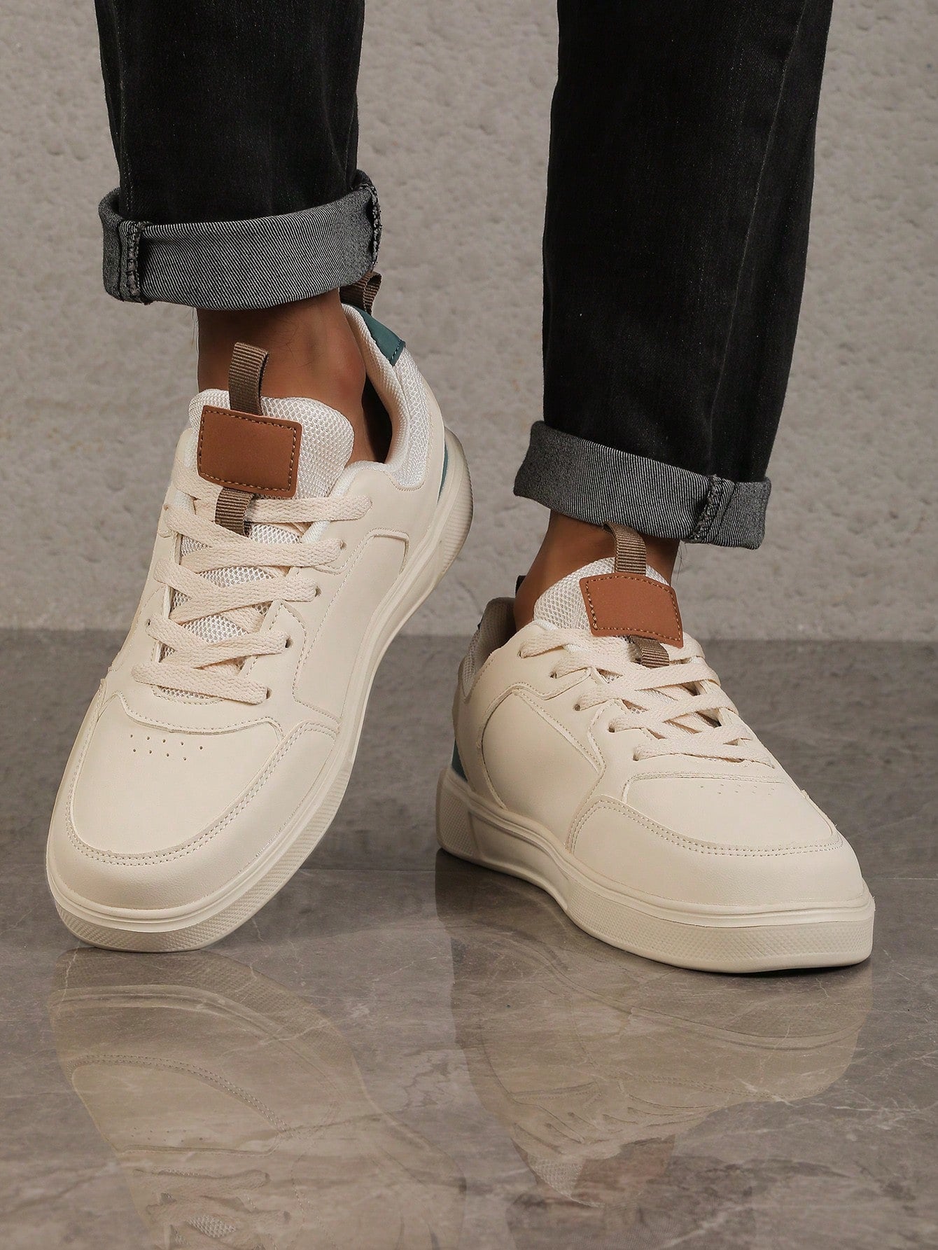 Tênis Casual Com Detalhes Em Tecido E Solado Resistente