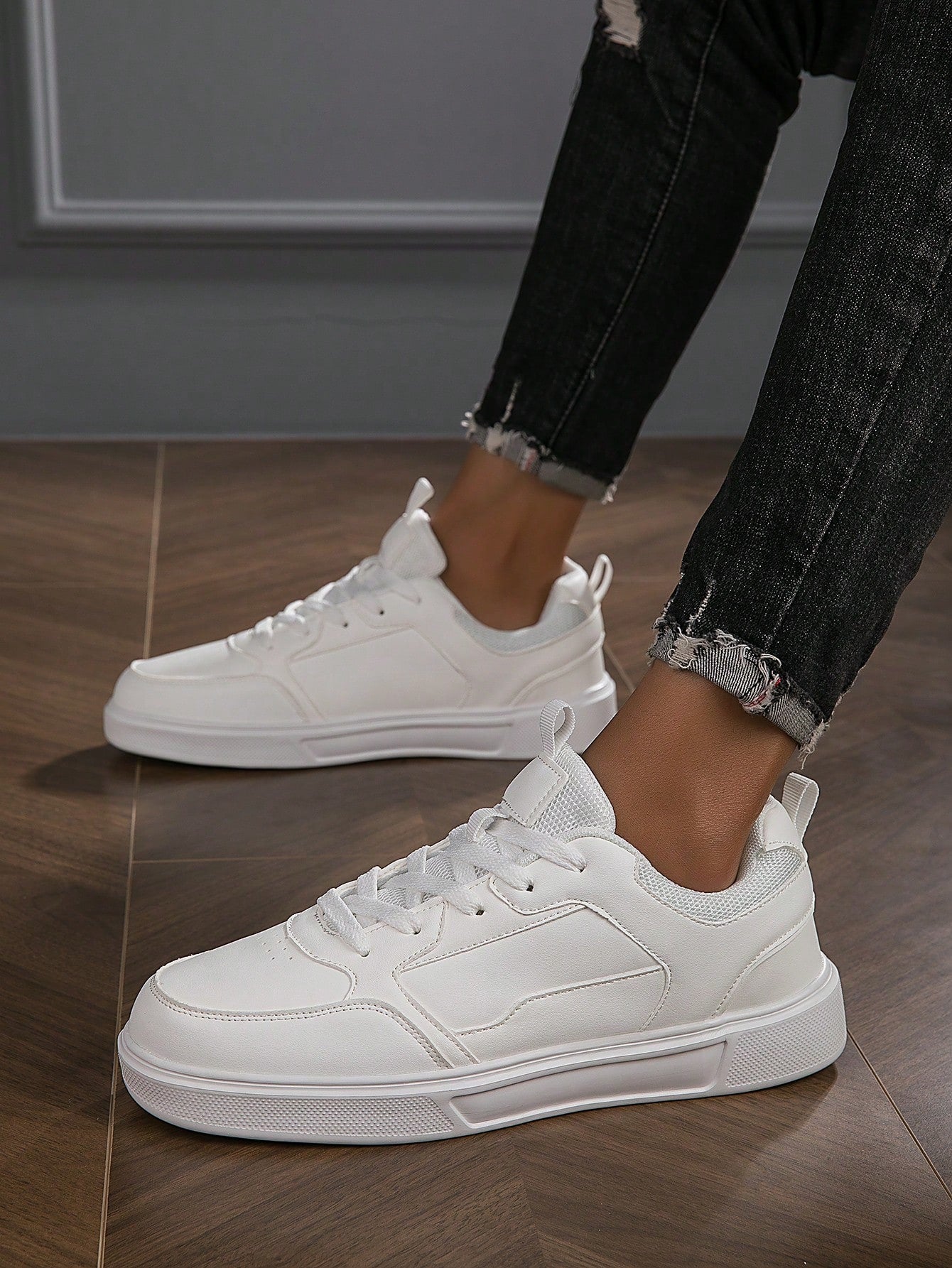 Tênis Casual Com Detalhes Em Tecido E Solado Resistente