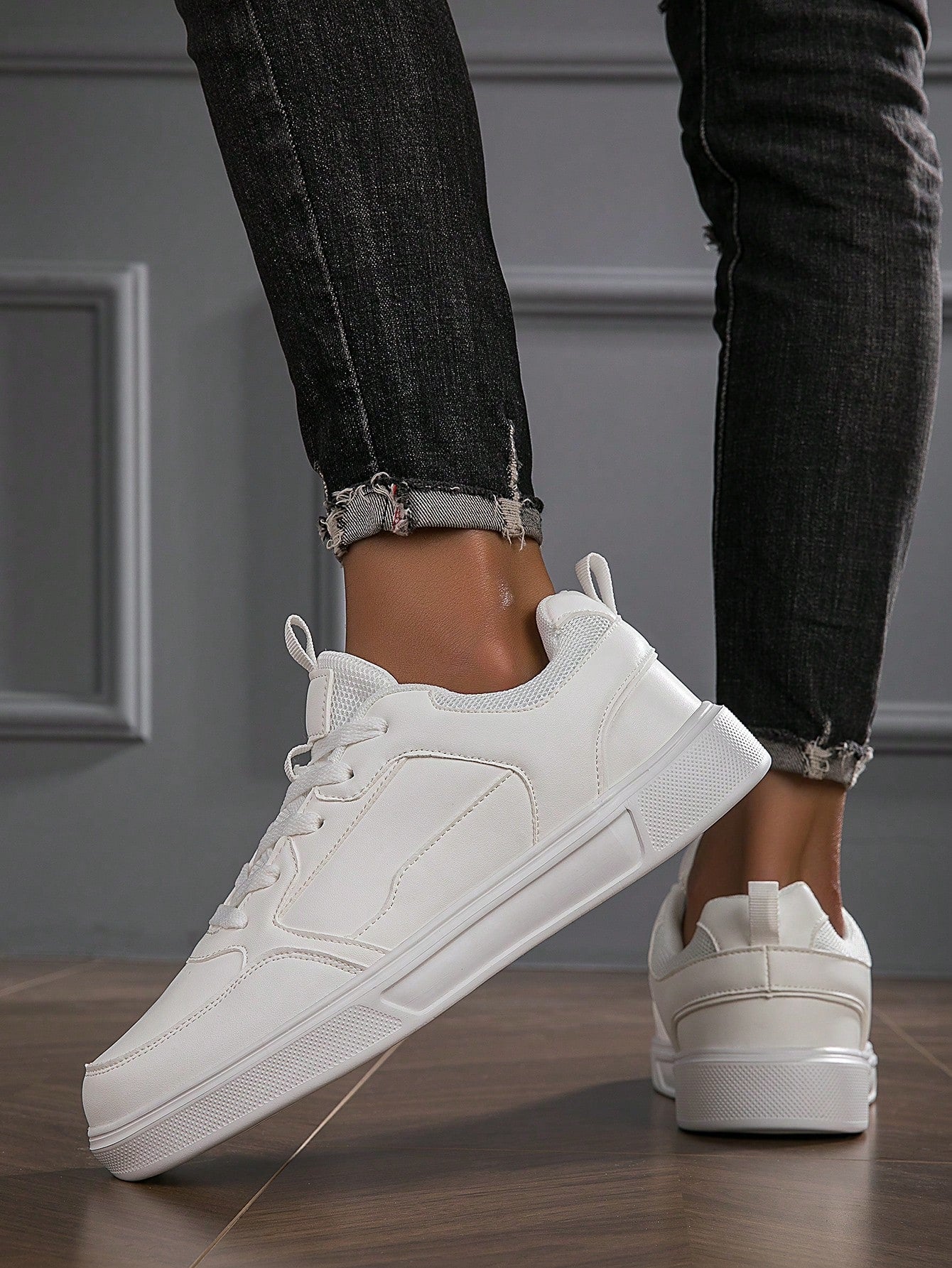 Tênis Casual Com Detalhes Em Tecido E Solado Resistente