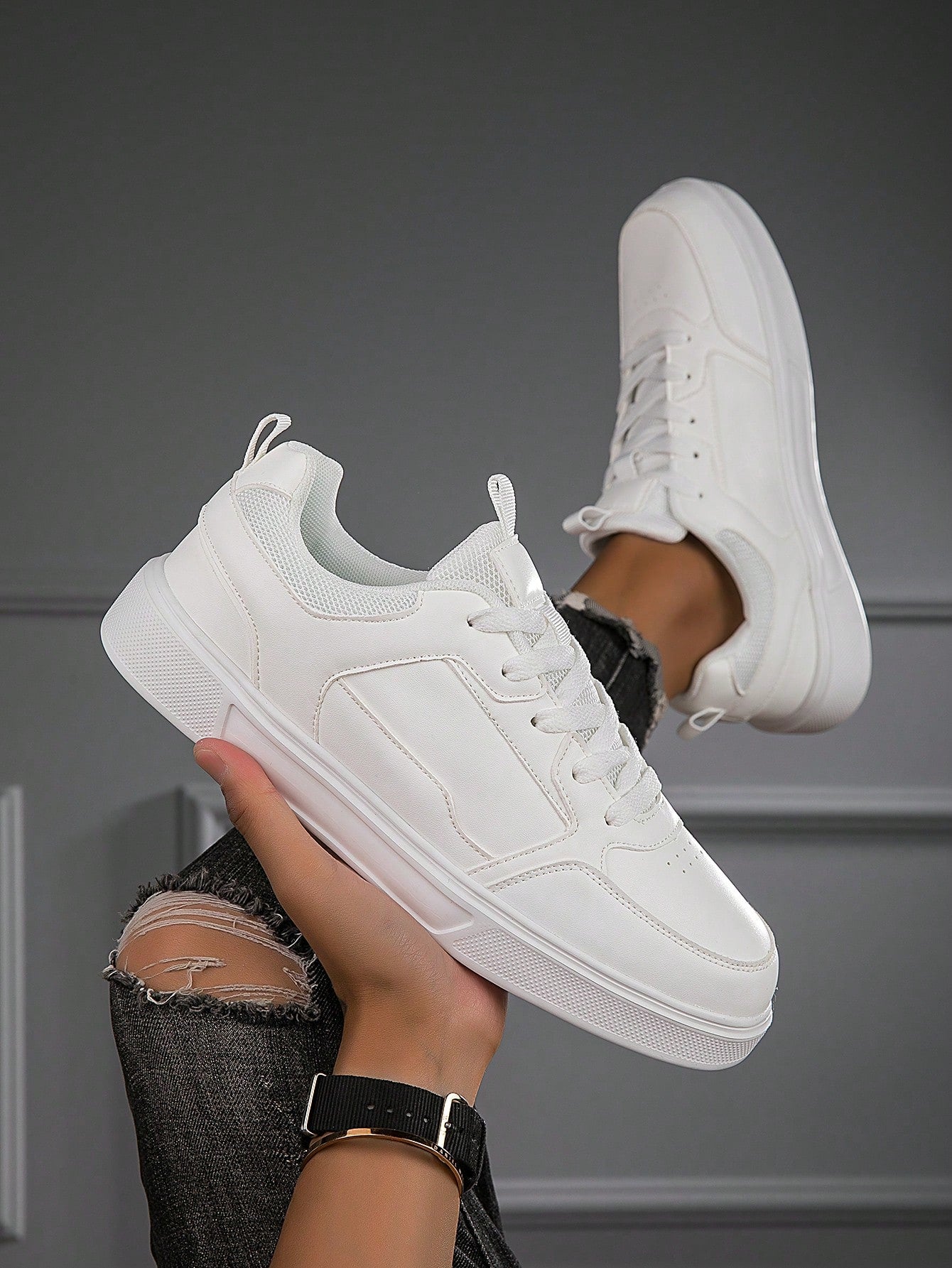 Tênis Casual Com Detalhes Em Tecido E Solado Resistente