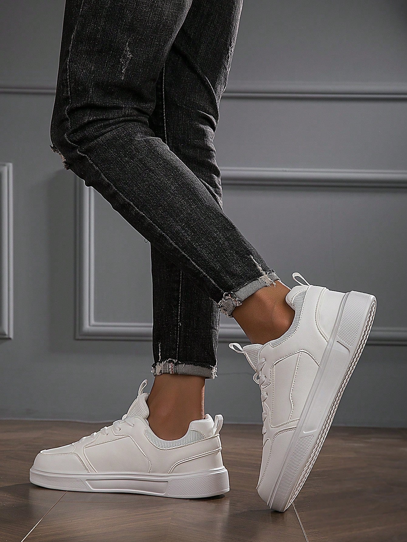 Tênis Casual Com Detalhes Em Tecido E Solado Resistente