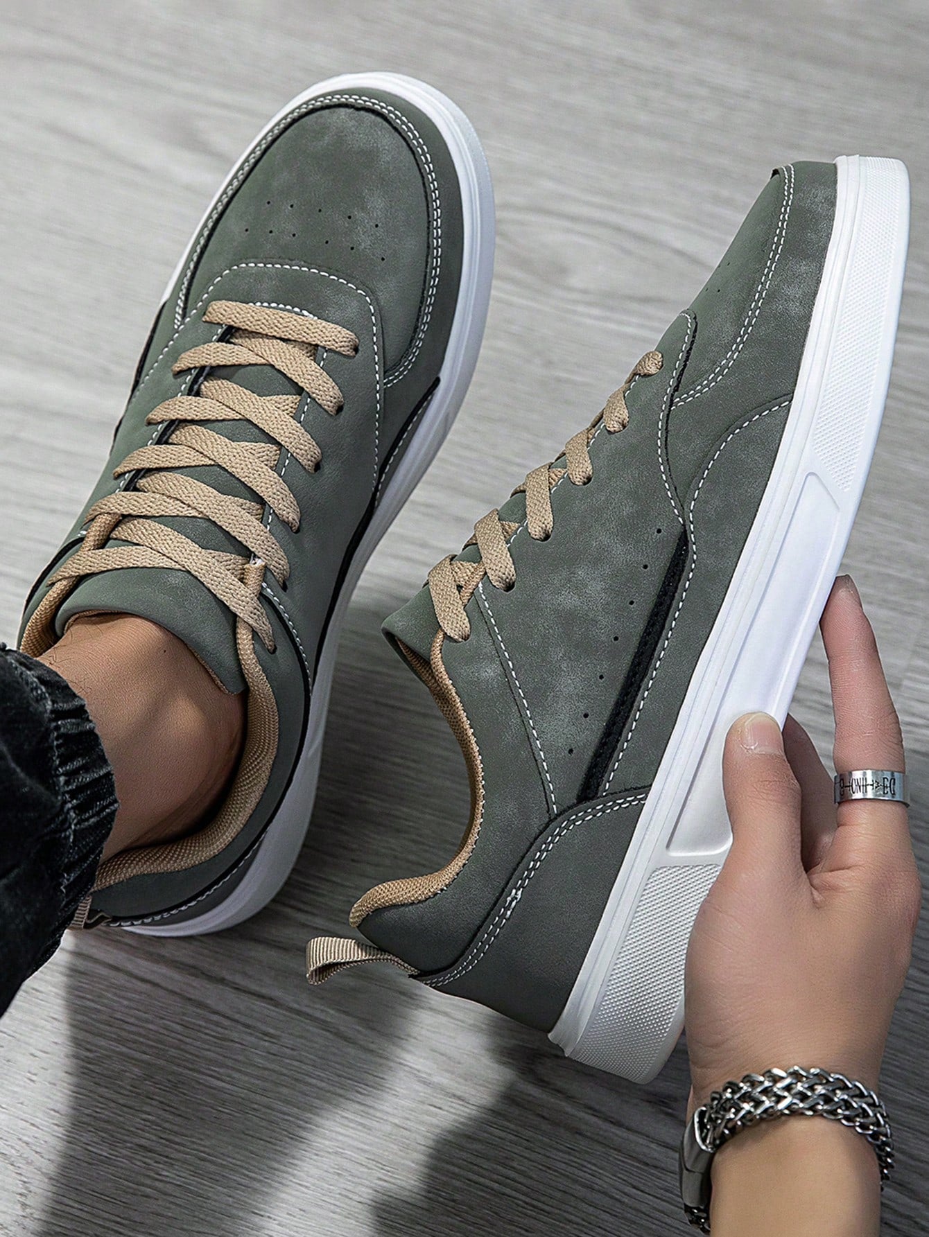 Tênis Casual Cano Baixo Camurça Design Clean