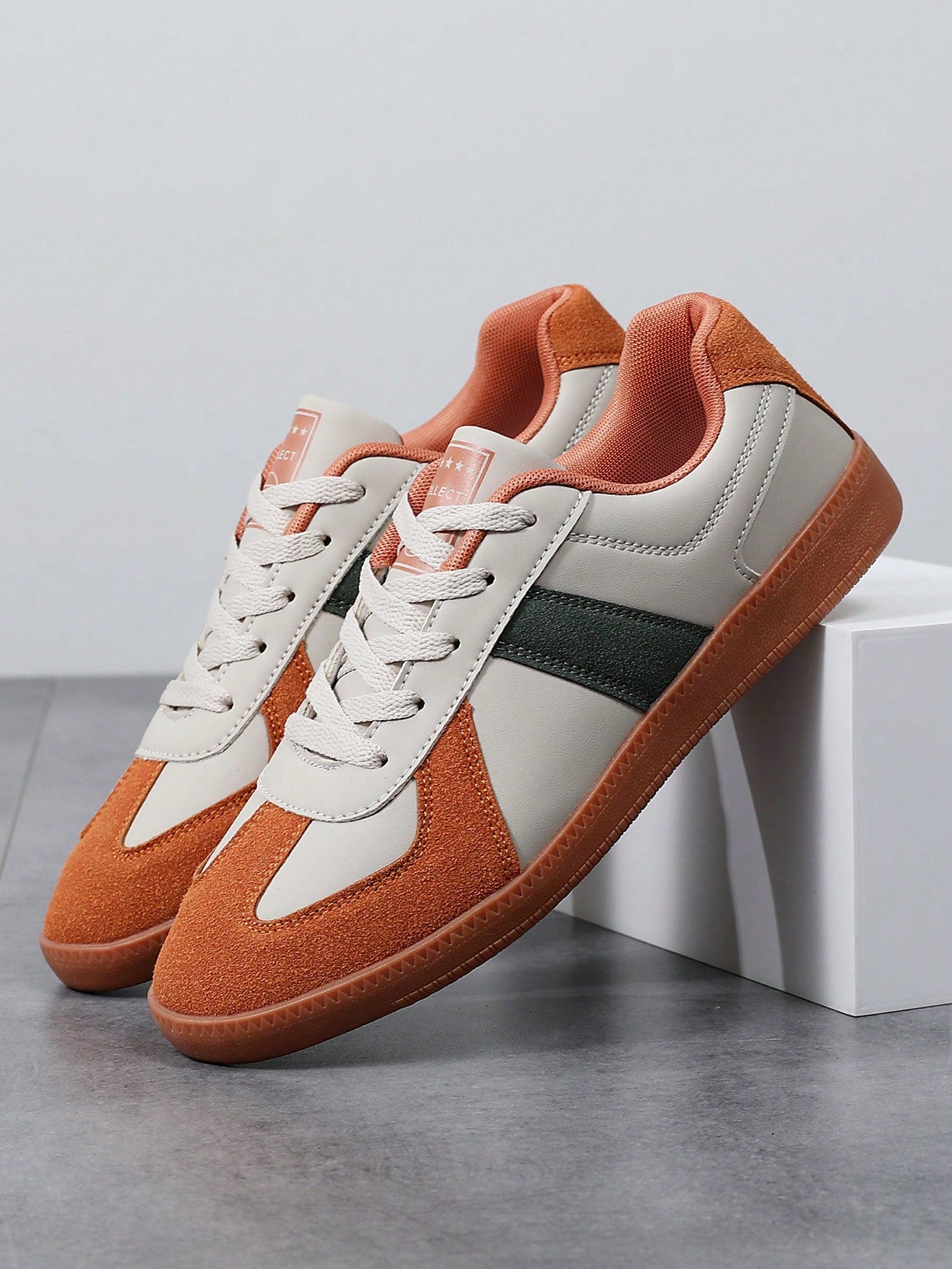 Tênis Casual Com Detalhes Em Camurça E Design Retrô