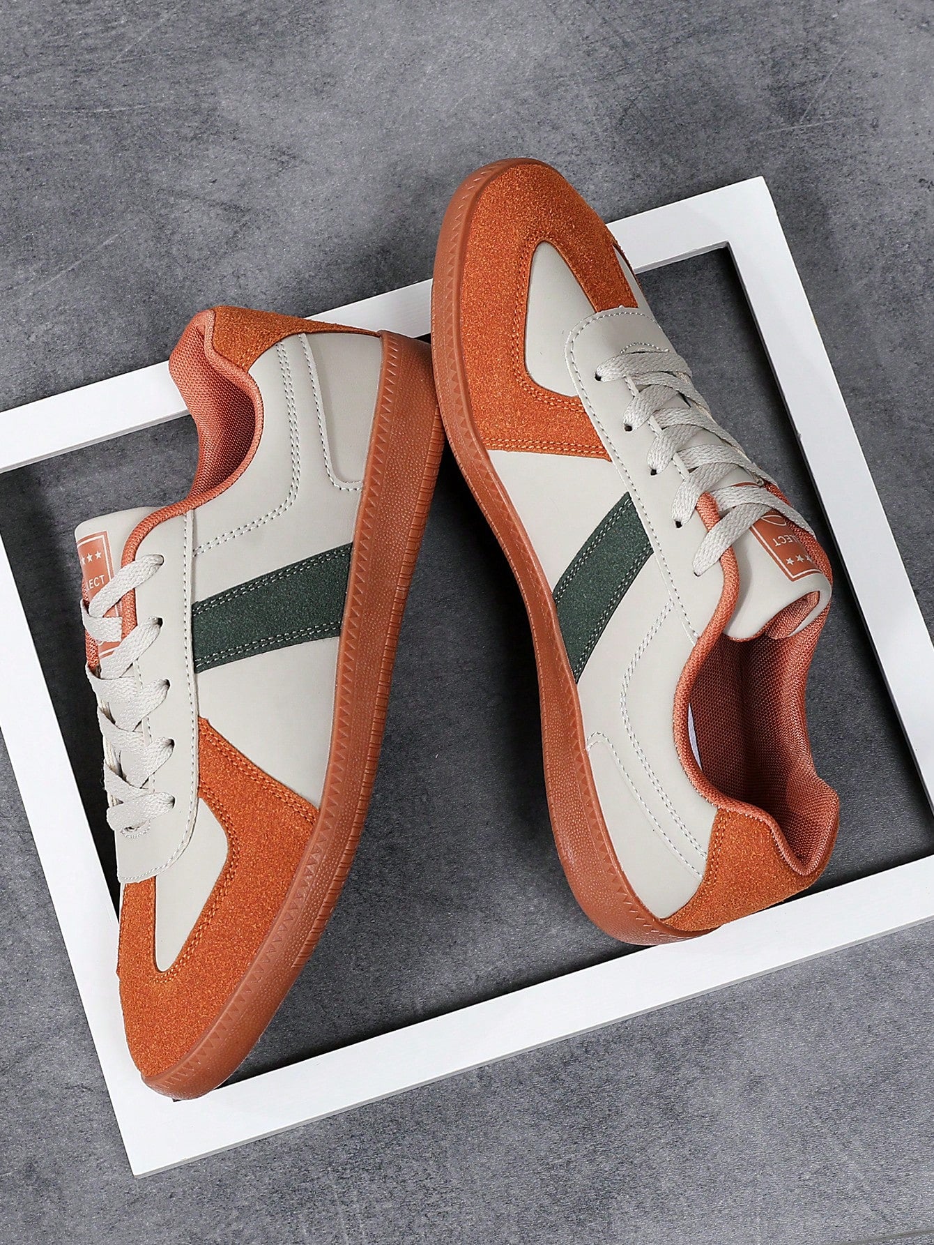 Tênis Casual Com Detalhes Em Camurça E Design Retrô