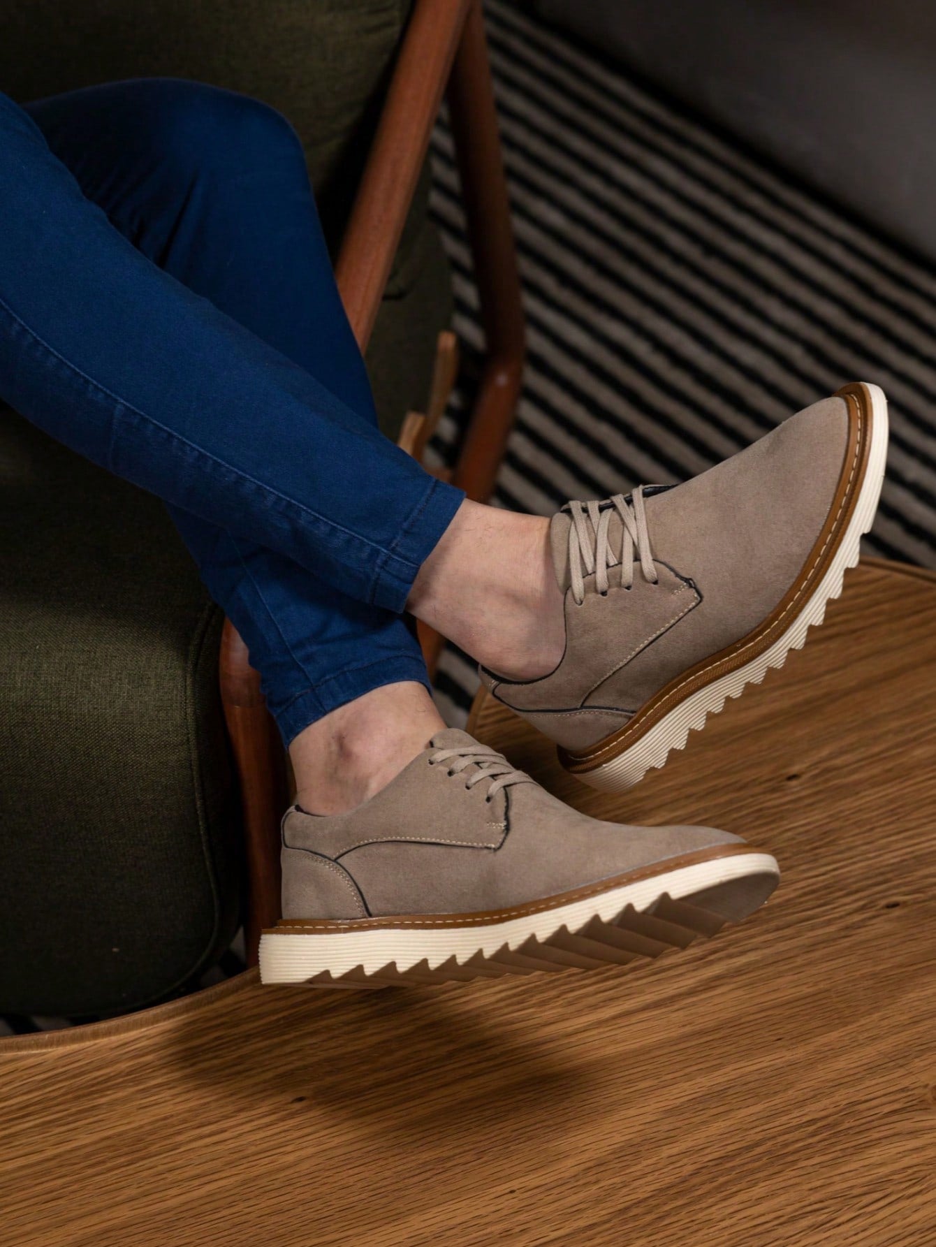 Tênis Casual Camurça Com Solado Tratorado Moderno