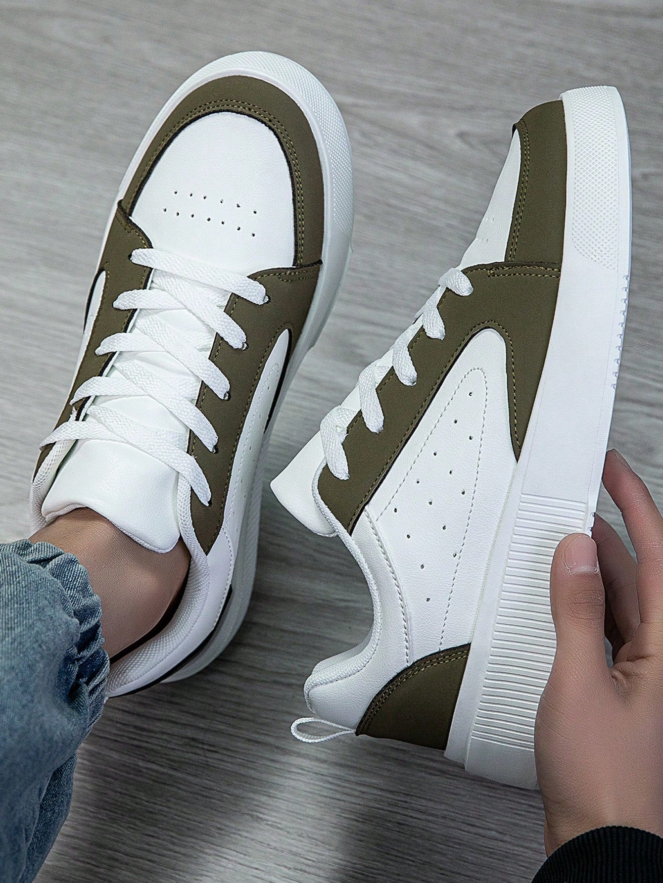 Tênis Casual Cano Baixo Recortes Com Solado Estruturado