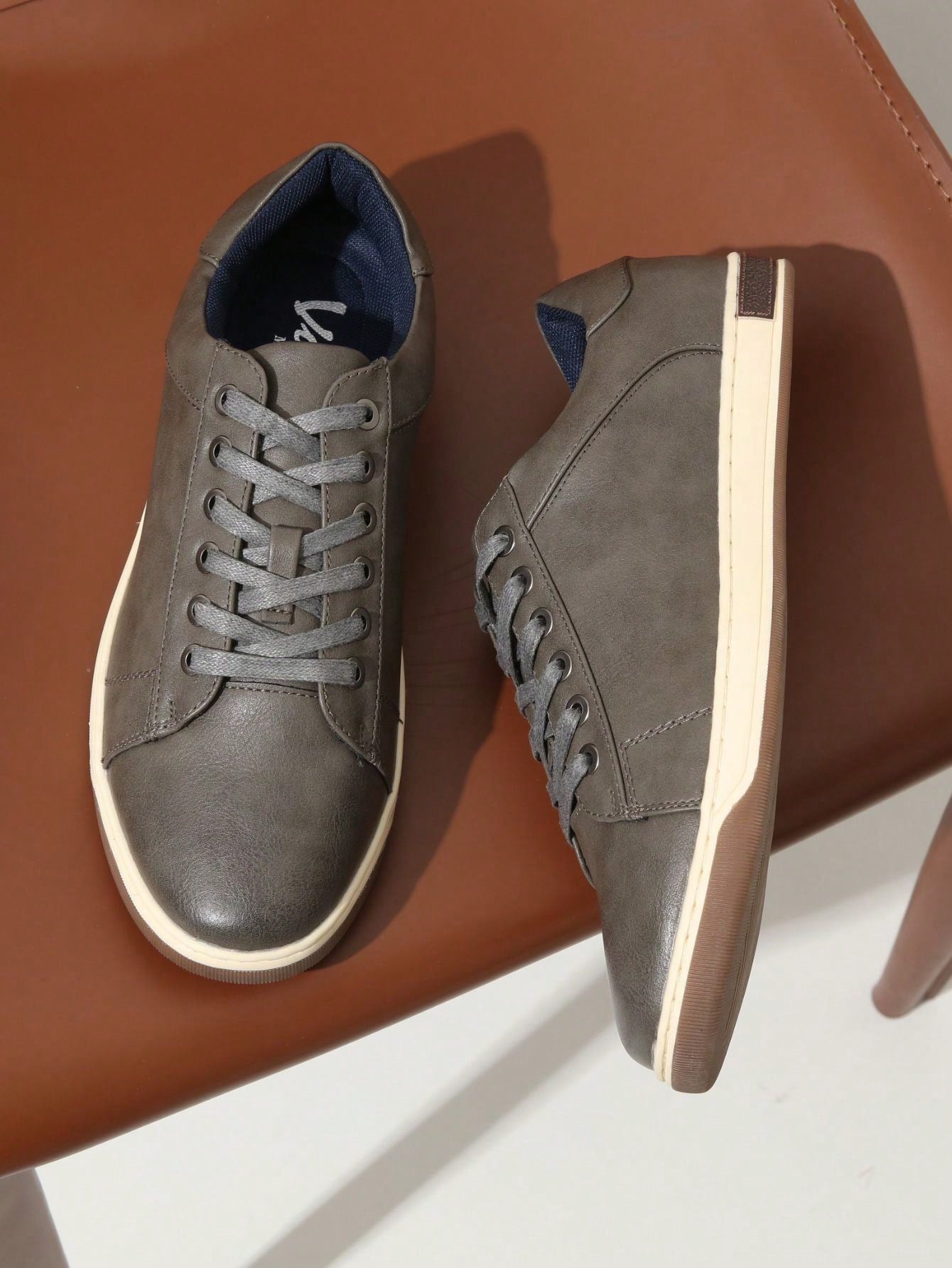 Tênis Casual Couro Design Clássico Solado Resistente