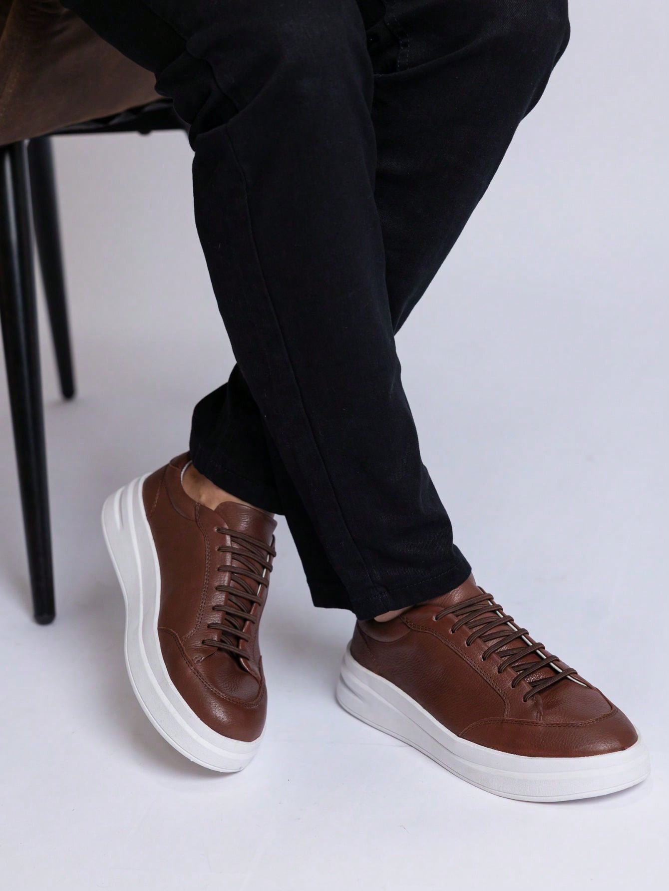 Tênis Casual Couro Com Solado Alto Robustecido