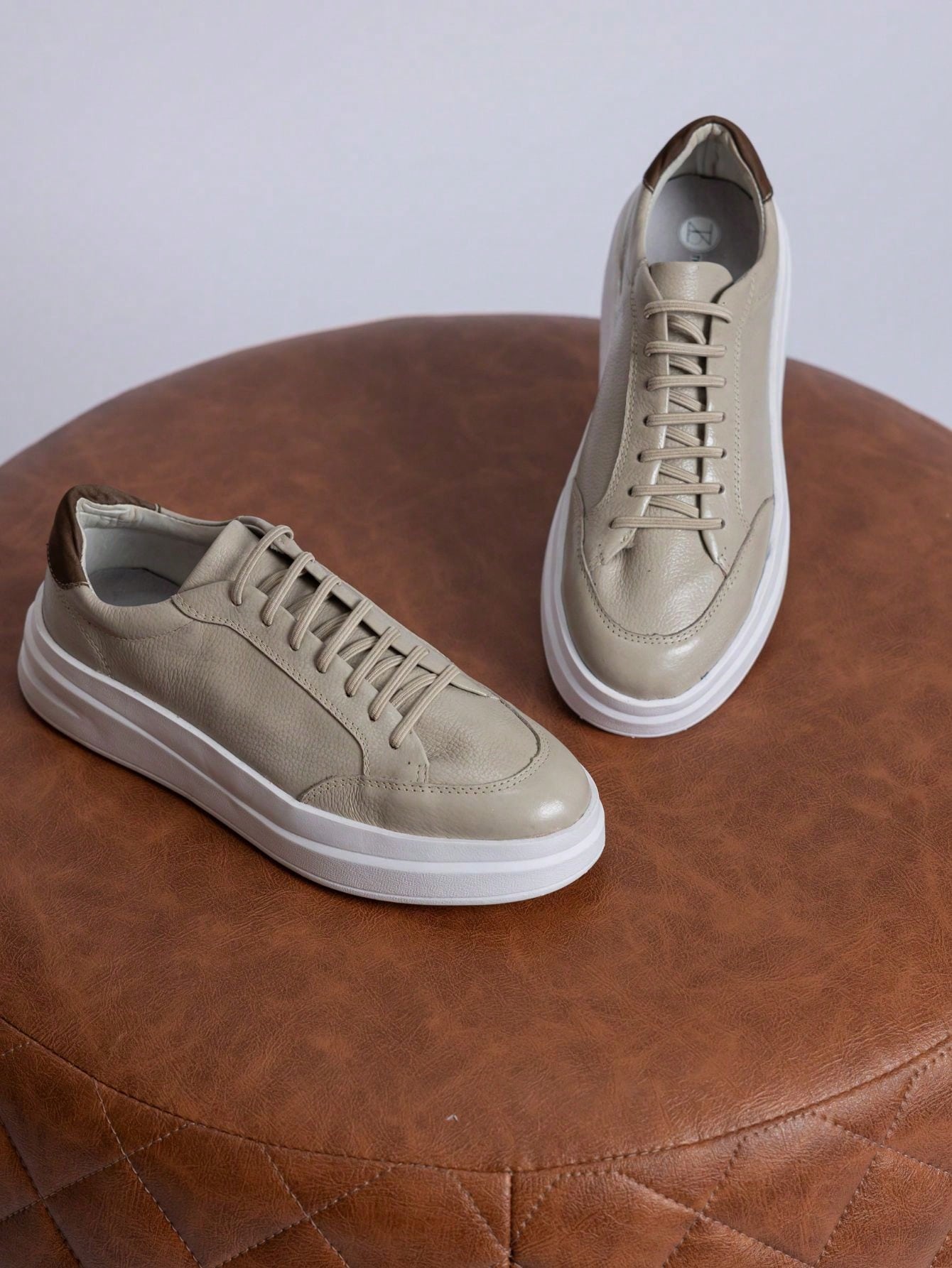 Tênis Casual Couro Com Solado Alto Robustecido