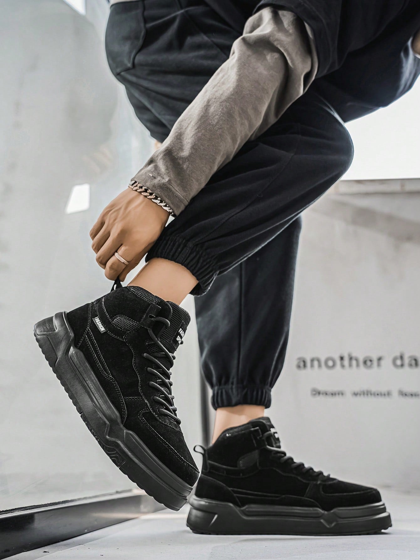 Tênis Street Cano Alto Solado Resistente