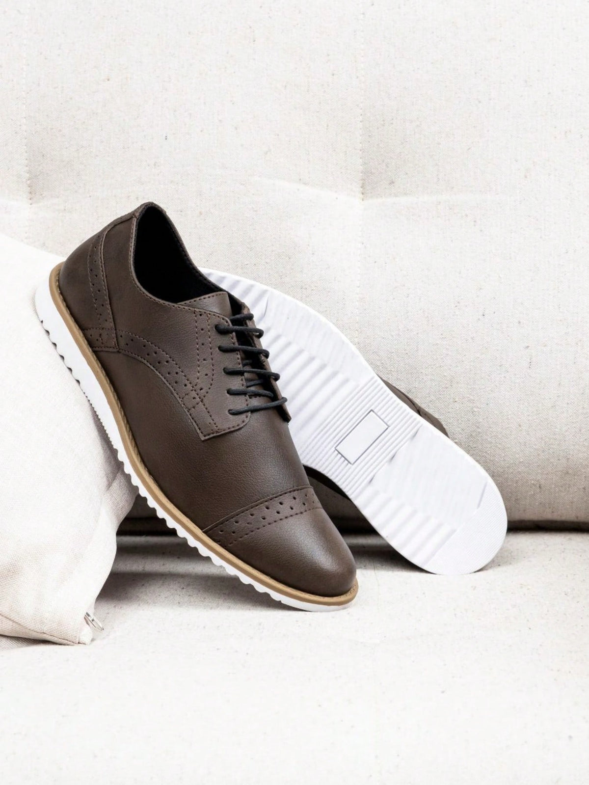 Tênis Casual Social Com Recortes Solado Tratorado