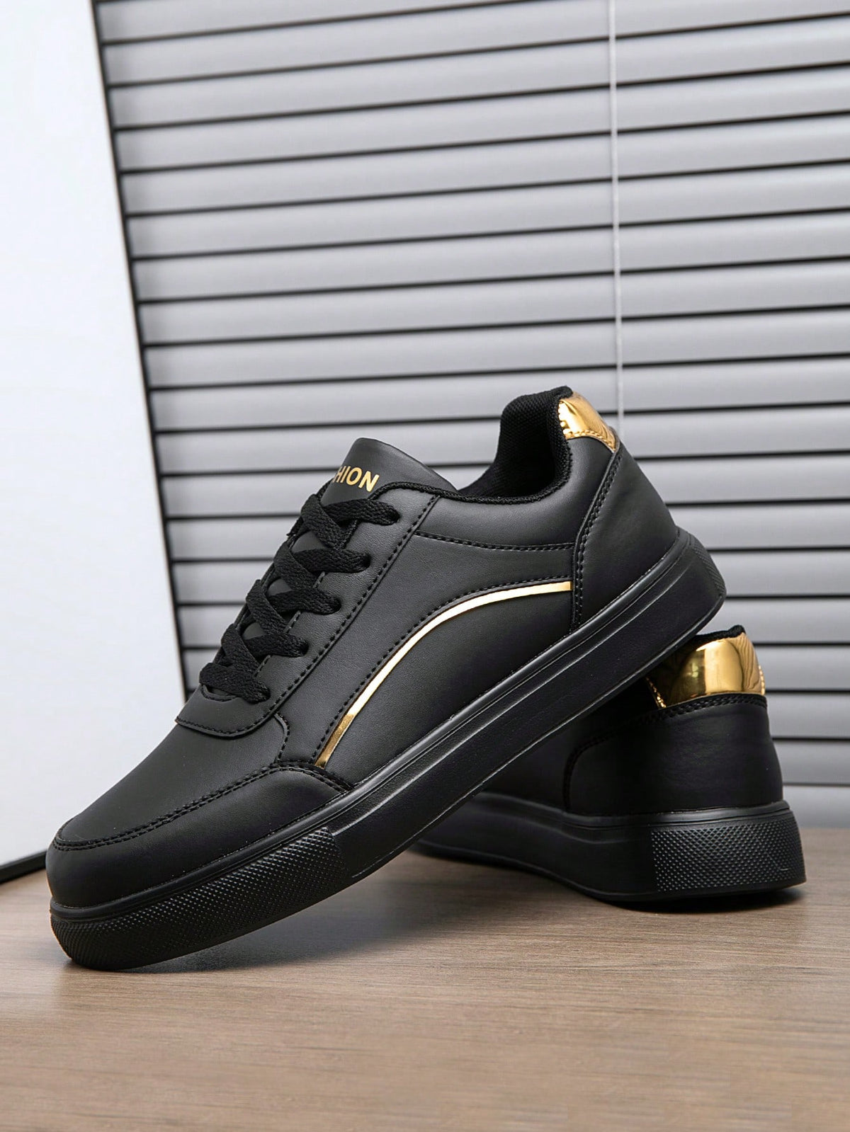 Tênis Casual Cano Baixo Acabamento Liso Detalhe Metalizado