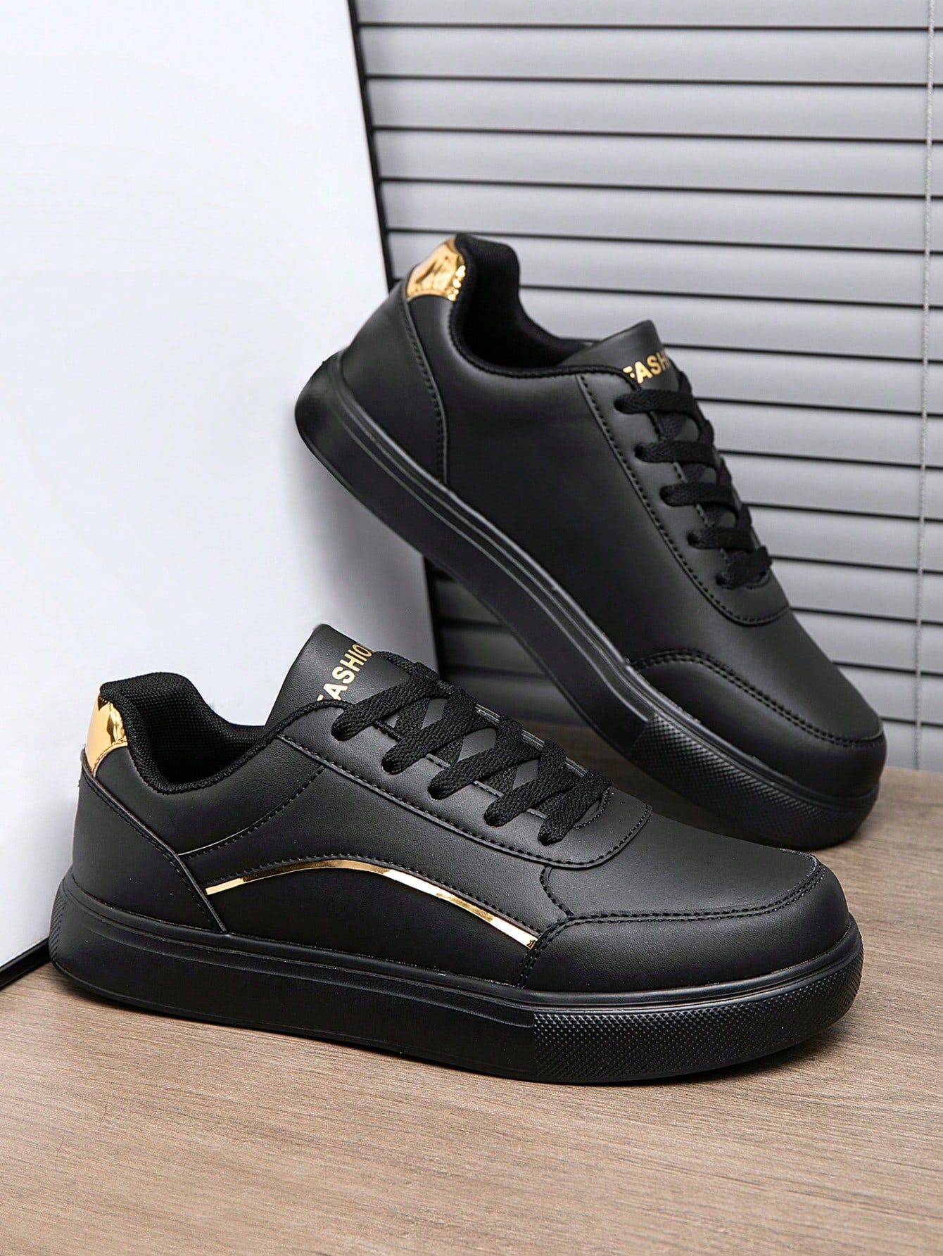 Tênis Casual Cano Baixo Acabamento Liso Detalhe Metalizado