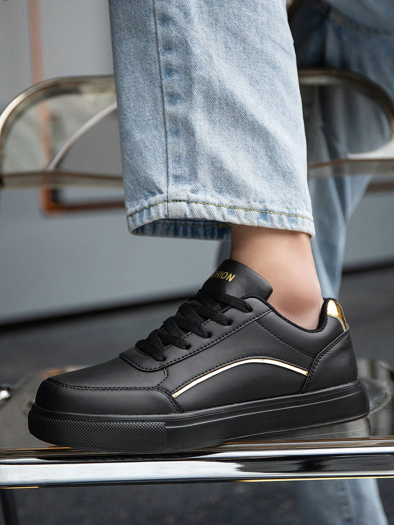 Tênis Casual Cano Baixo Acabamento Liso Detalhe Metalizado