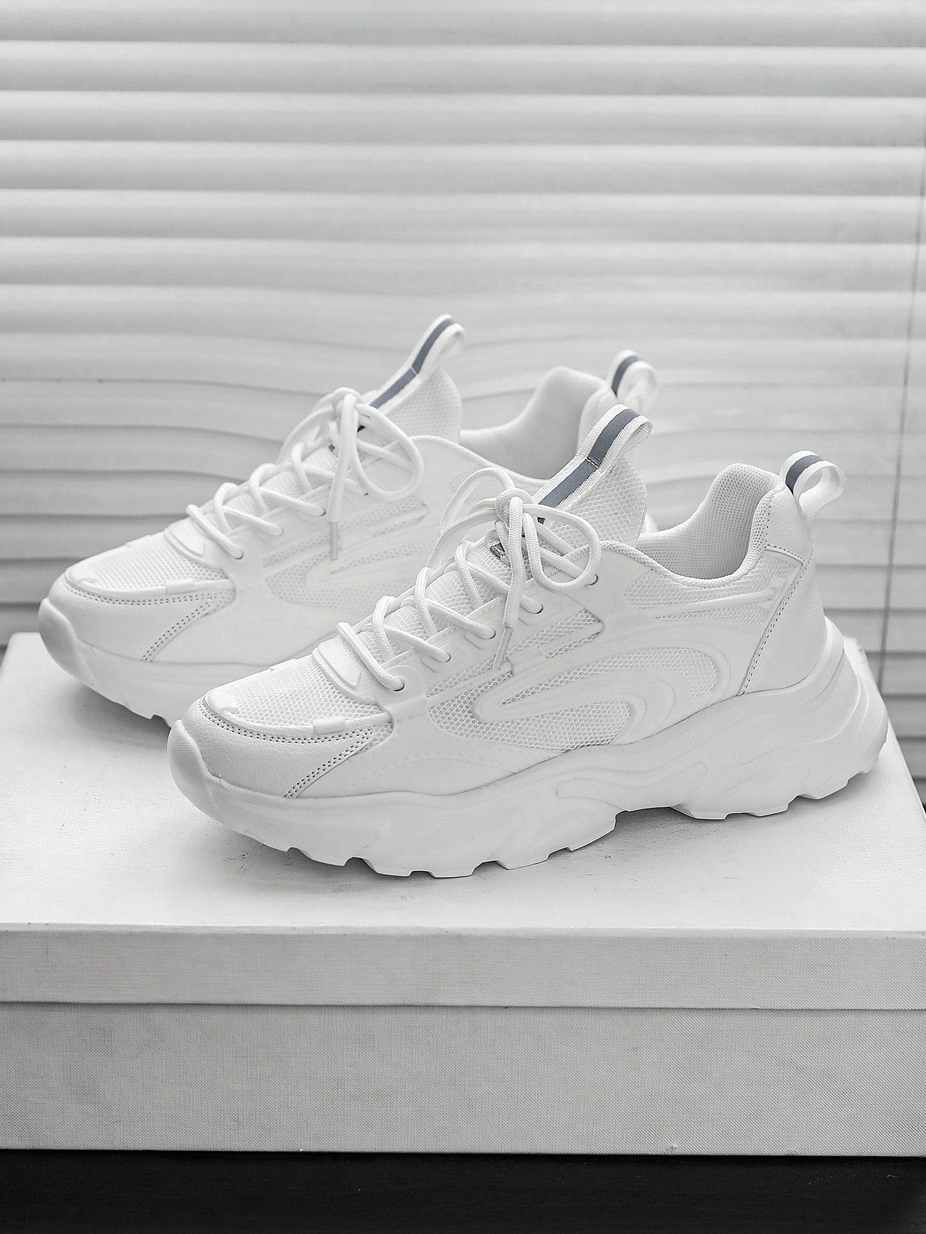 Tênis Chunky Cano Baixo Recortes Estilizados