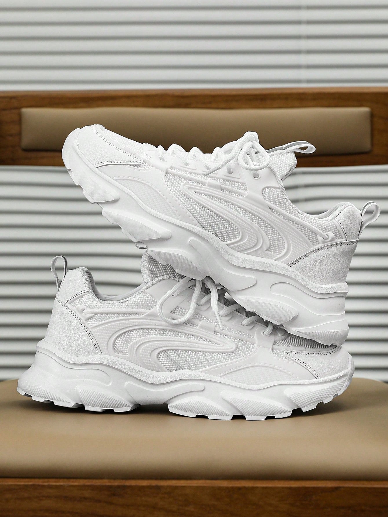 Tênis Chunky Cano Baixo Recortes Estilizados