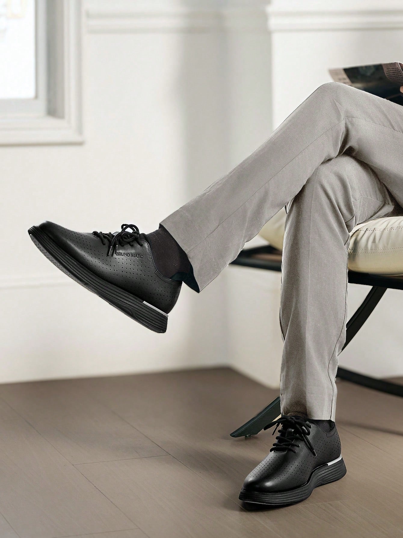 Tênis Casual Perfurado Com Solado Leve Amortecido