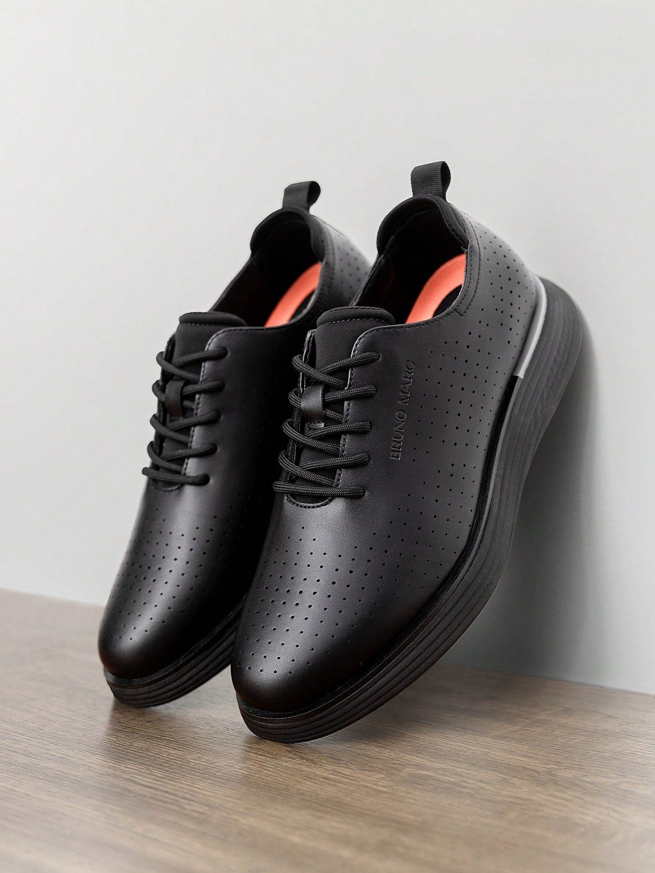 Tênis Casual Perfurado Com Solado Leve Amortecido