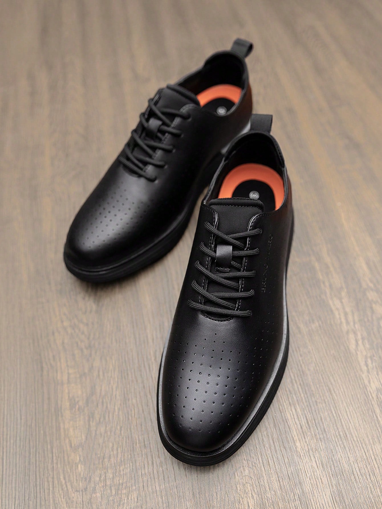 Tênis Casual Perfurado Com Solado Leve Amortecido