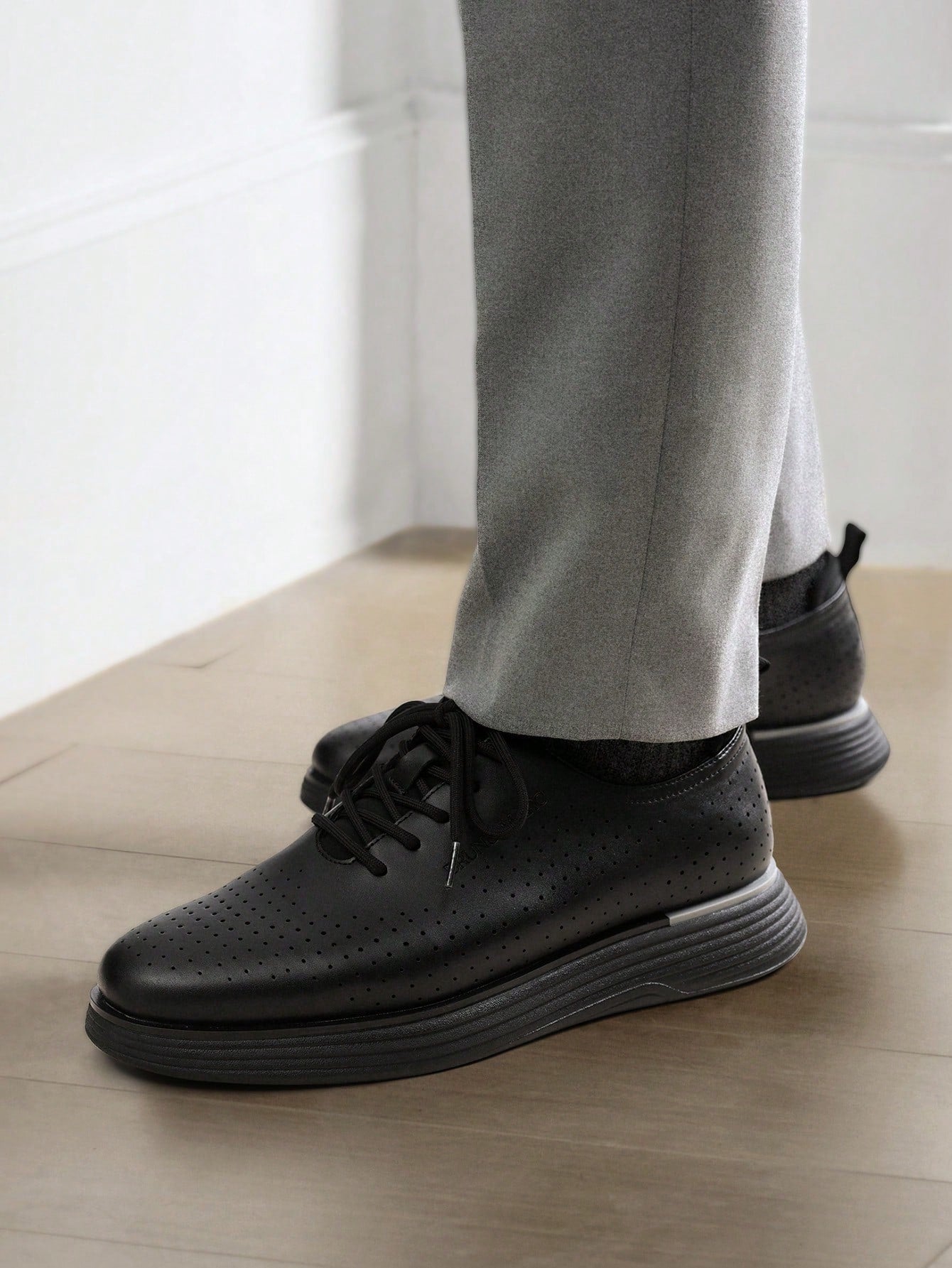 Tênis Casual Perfurado Com Solado Leve Amortecido