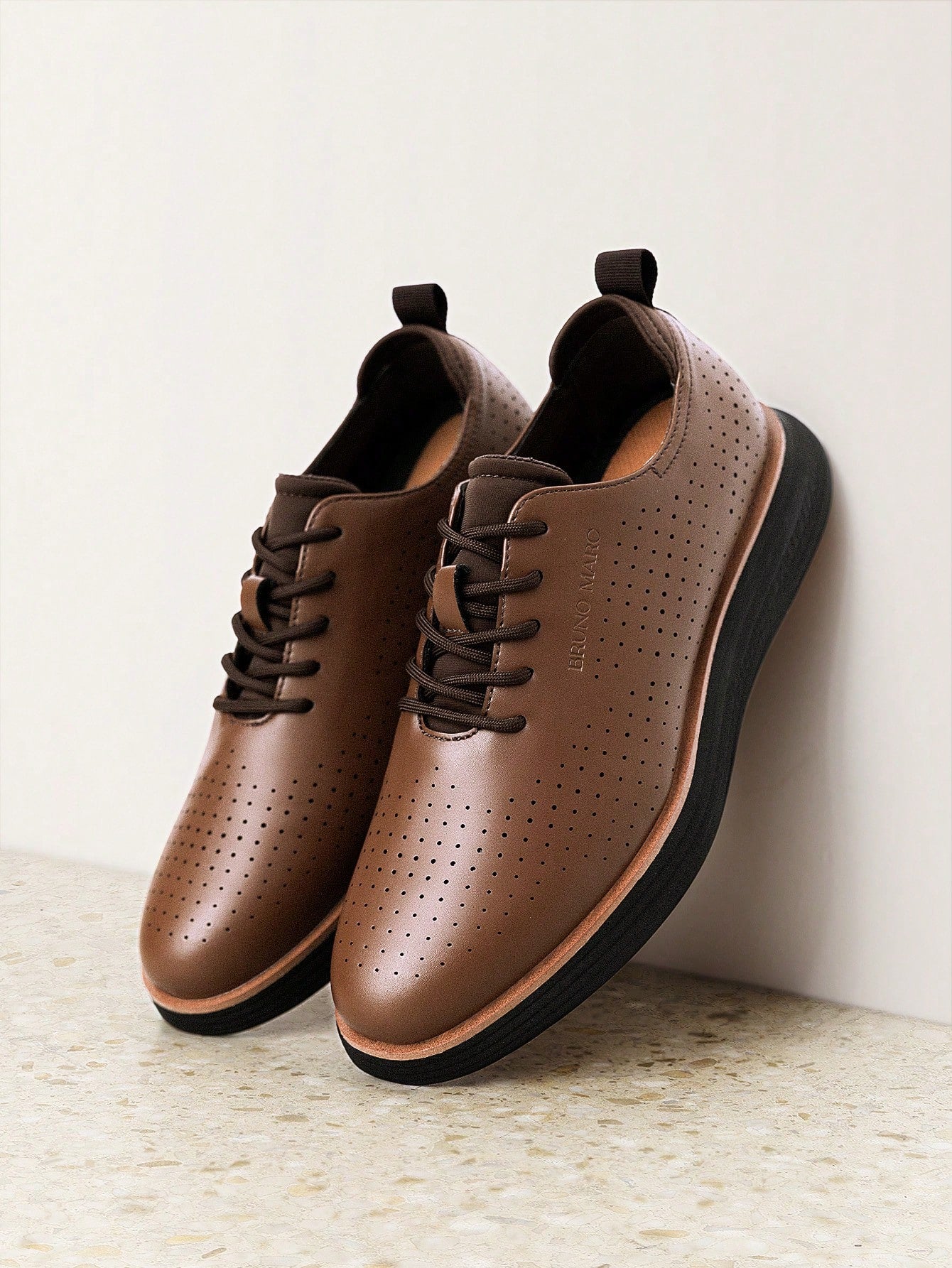 Tênis Casual Perfurado Com Solado Leve Amortecido