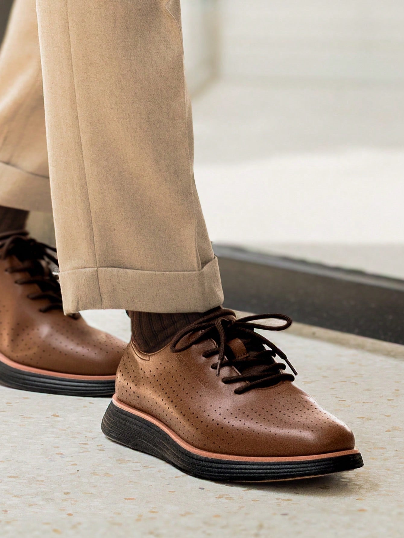 Tênis Casual Perfurado Com Solado Leve Amortecido