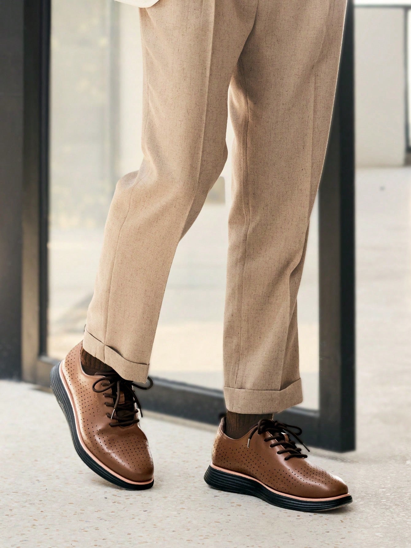 Tênis Casual Perfurado Com Solado Leve Amortecido