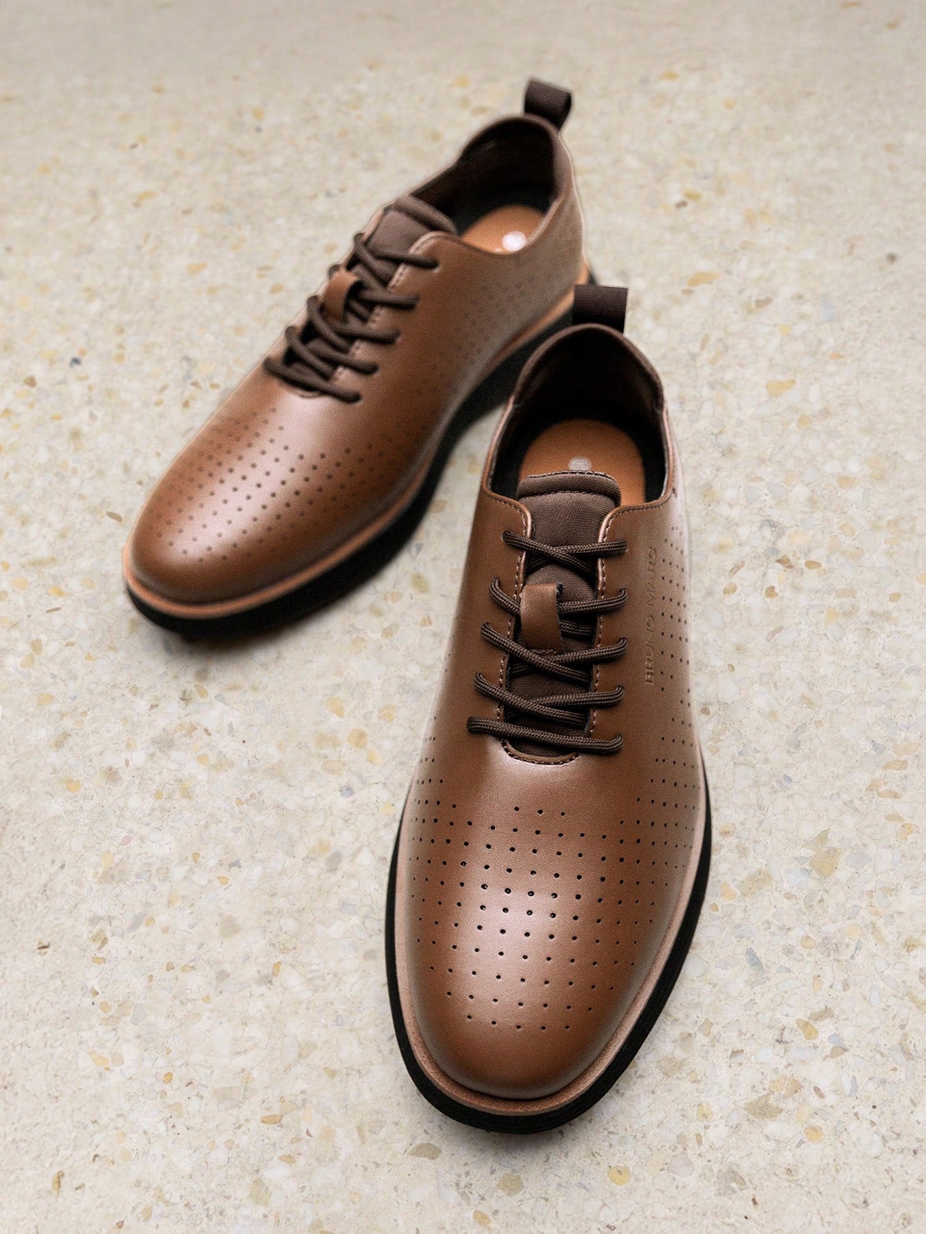 Tênis Casual Perfurado Com Solado Leve Amortecido