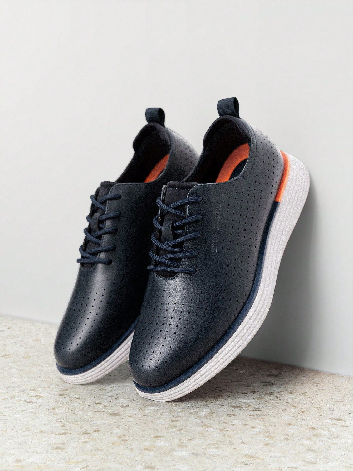 Tênis Casual Perfurado Com Solado Leve Amortecido