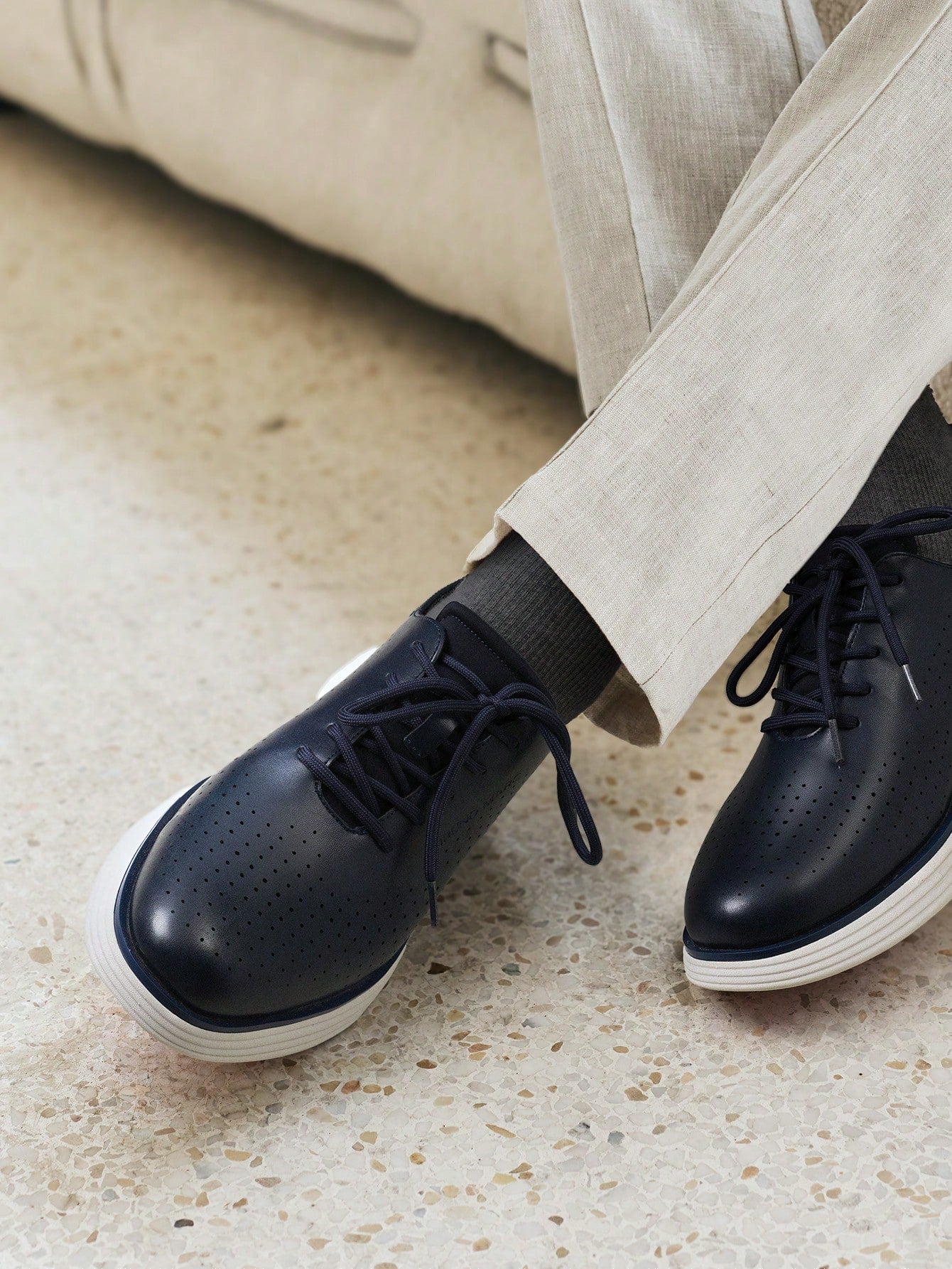 Tênis Casual Perfurado Com Solado Leve Amortecido