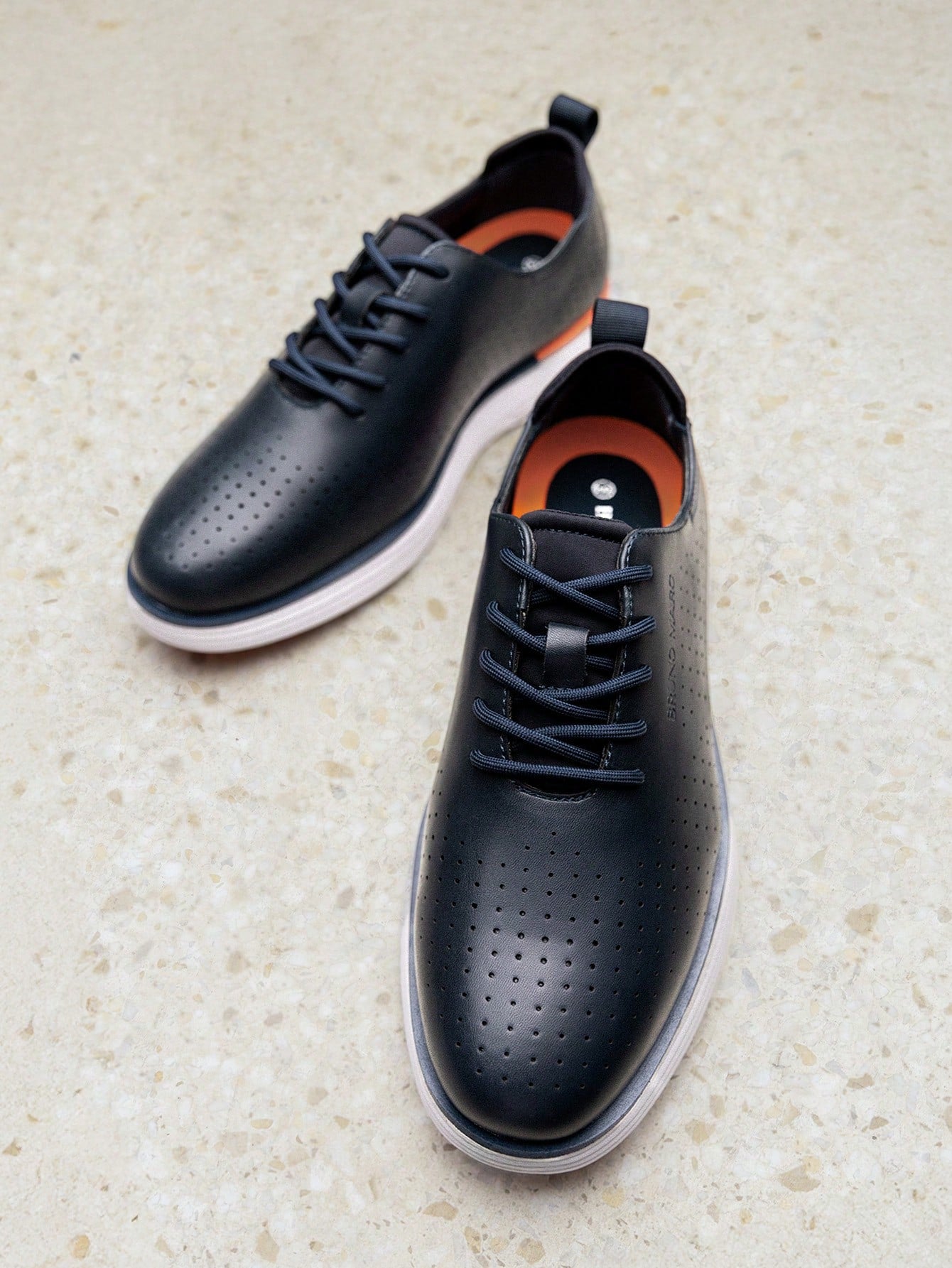 Tênis Casual Perfurado Com Solado Leve Amortecido