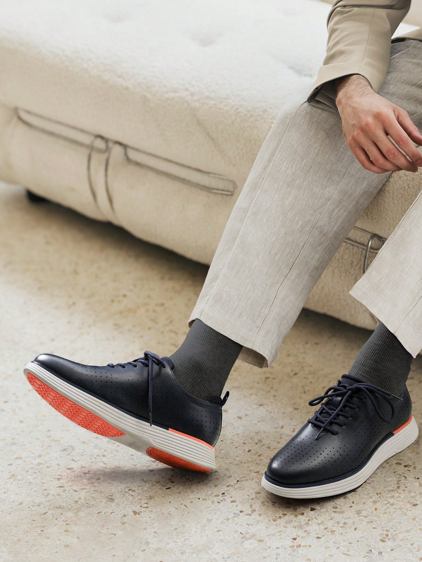 Tênis Casual Perfurado Com Solado Leve Amortecido