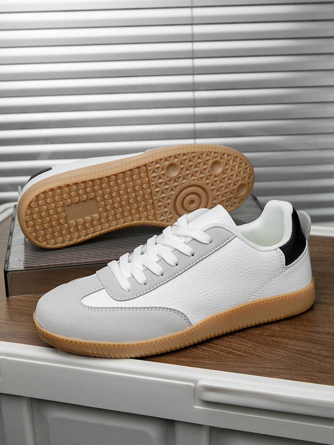 Tênis Casual Com Detalhes Em Camurça E Solado Antiderrapante