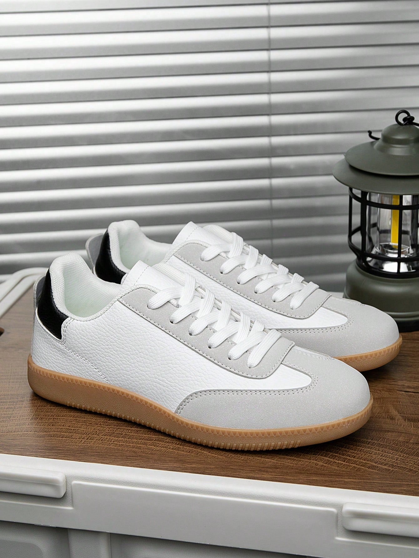 Tênis Casual Com Detalhes Em Camurça E Solado Antiderrapante