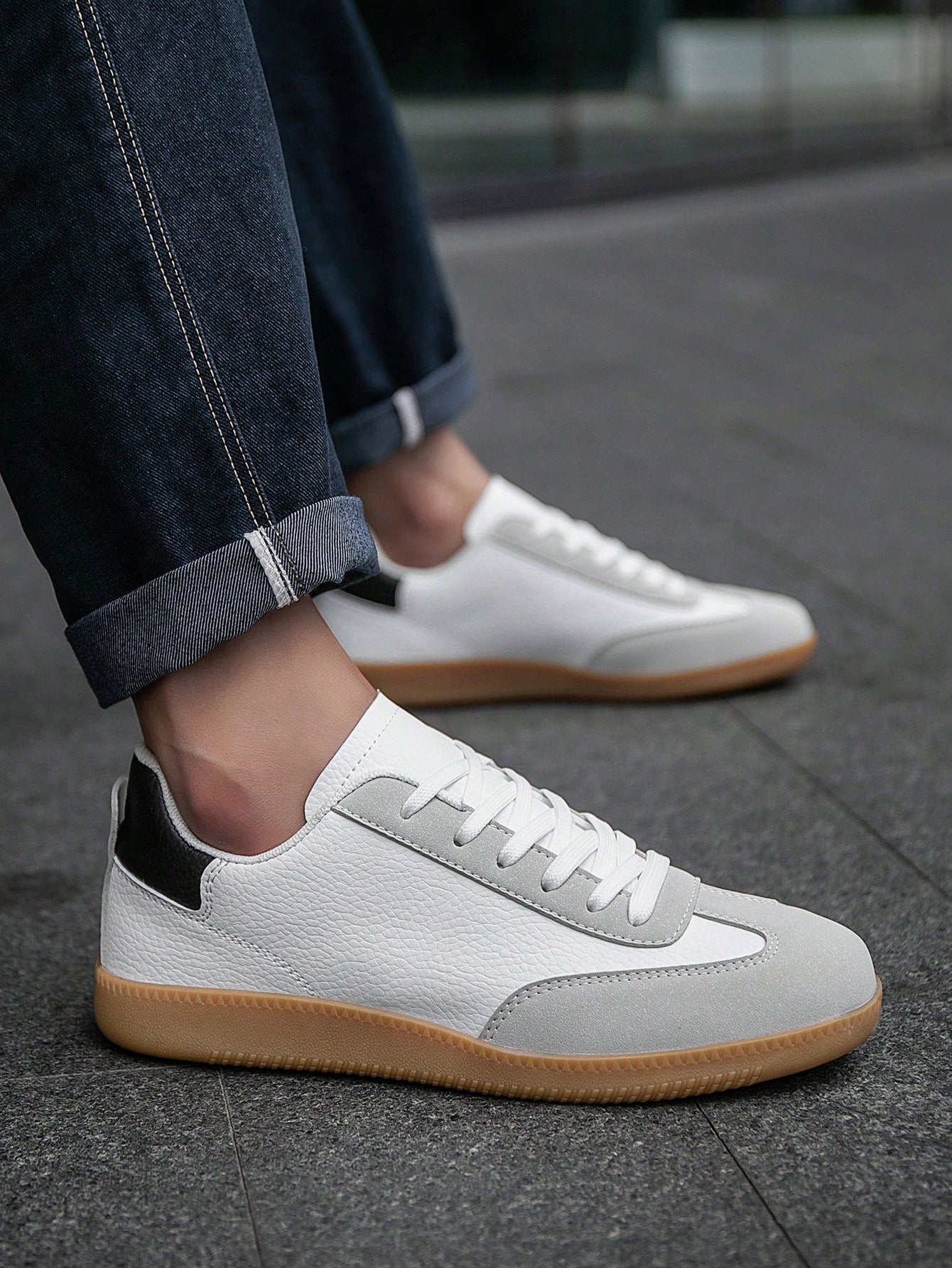 Tênis Casual Com Detalhes Em Camurça E Solado Antiderrapante