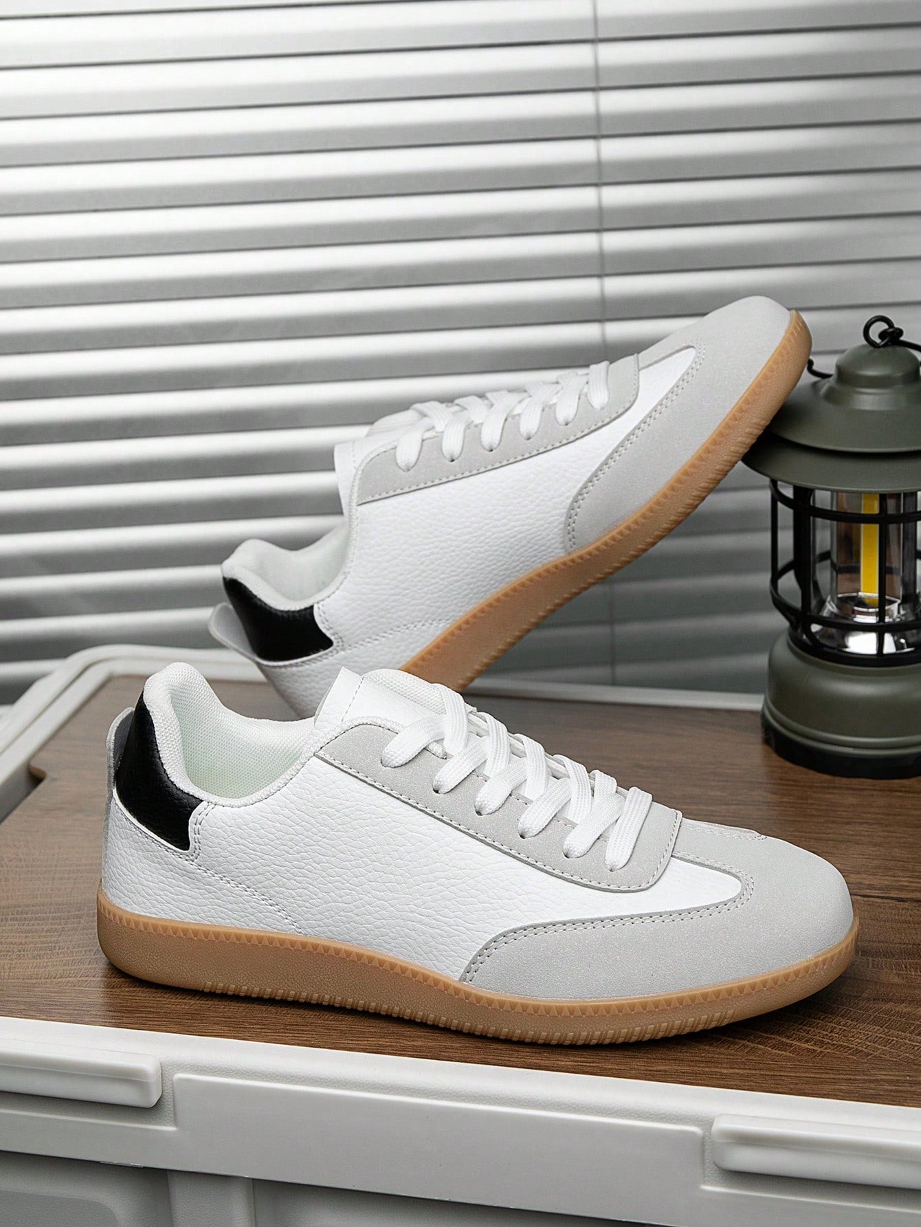 Tênis Casual Com Detalhes Em Camurça E Solado Antiderrapante