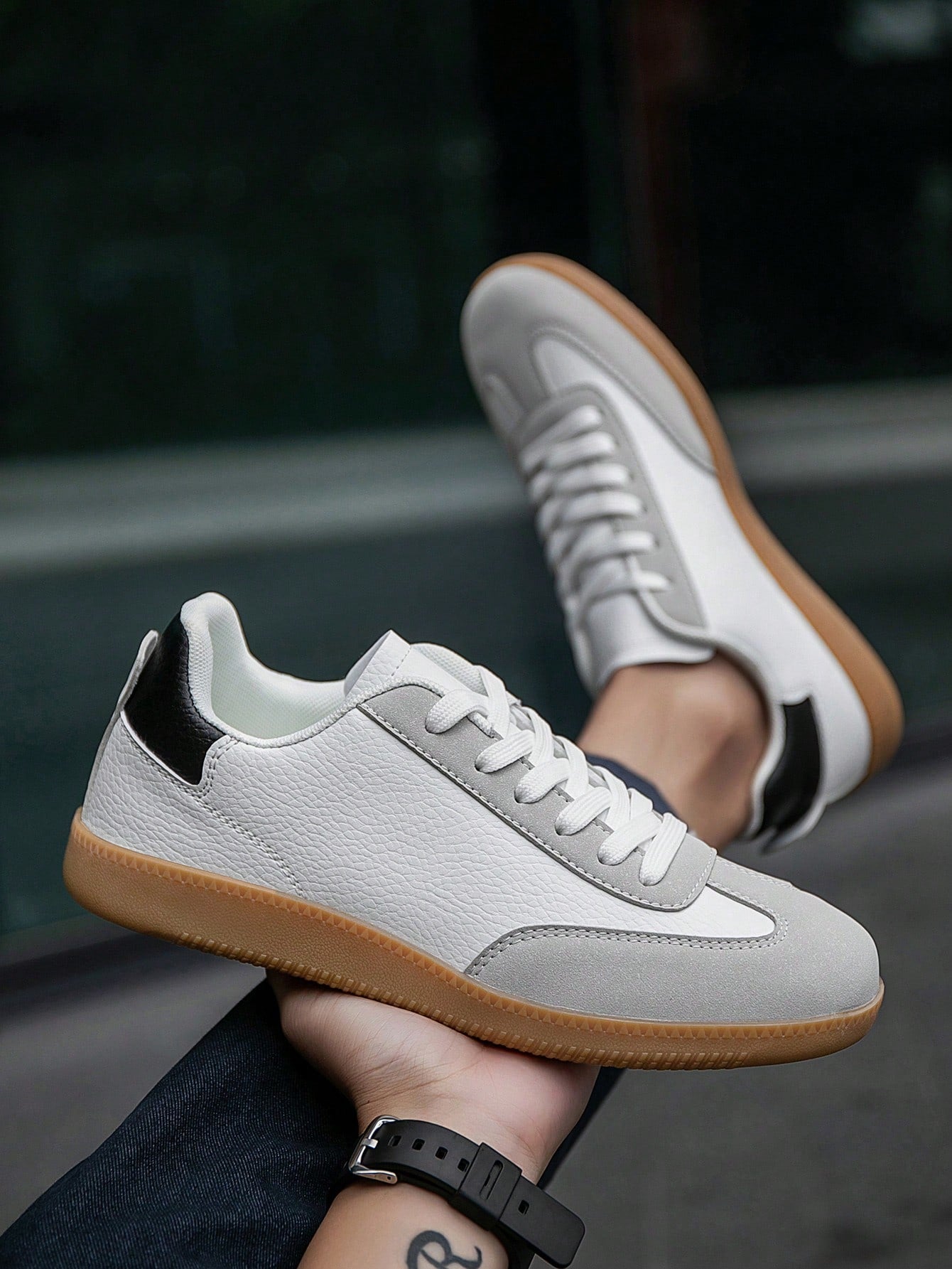 Tênis Casual Com Detalhes Em Camurça E Solado Antiderrapante