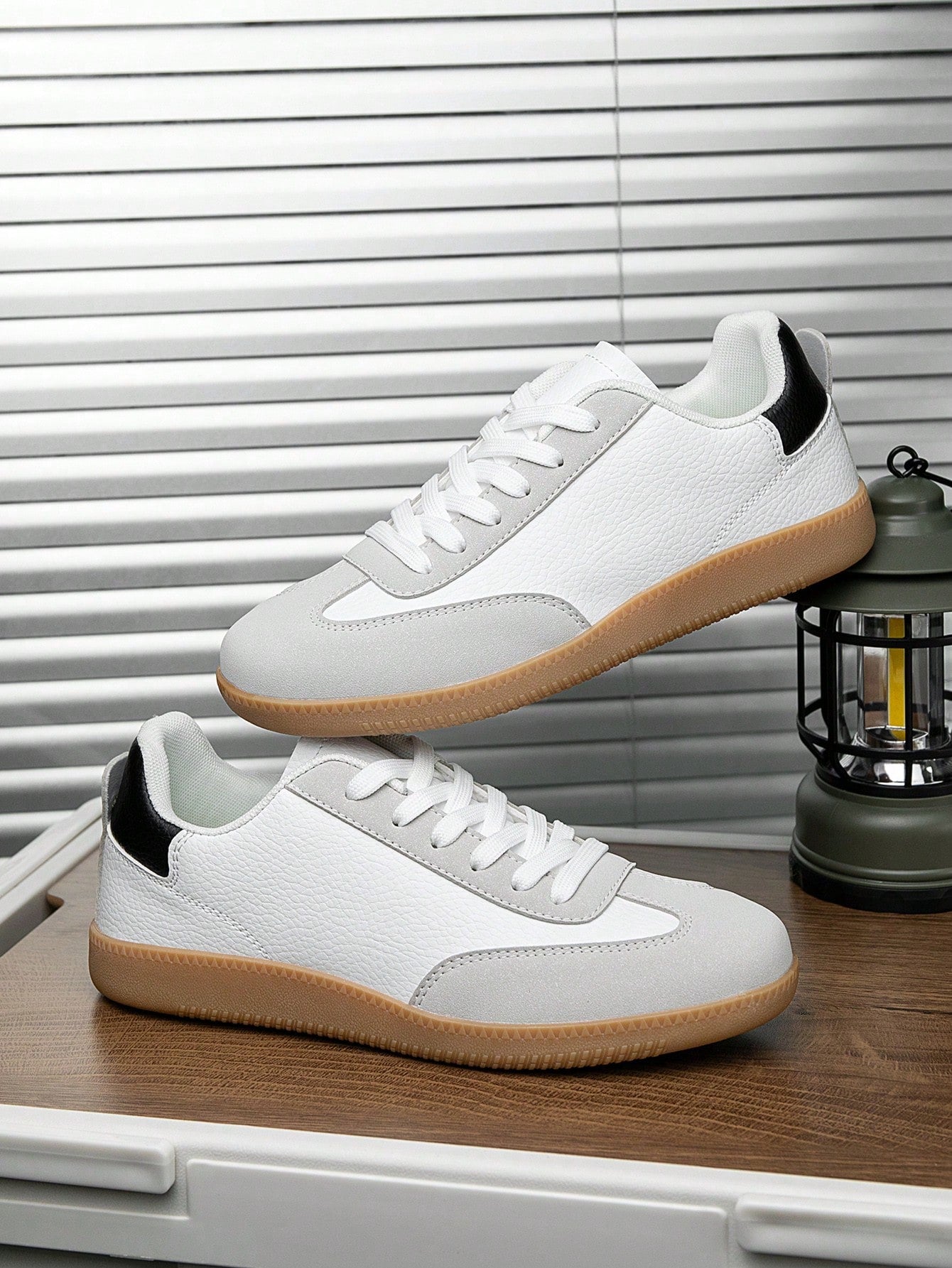 Tênis Casual Com Detalhes Em Camurça E Solado Antiderrapante