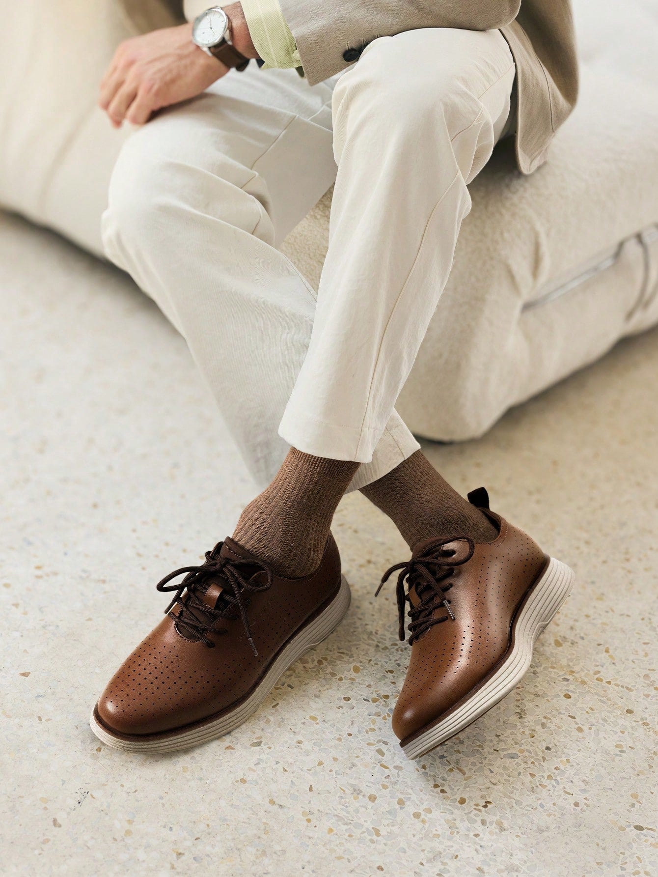 Tênis Casual Perfurado Com Solado Leve Amortecido