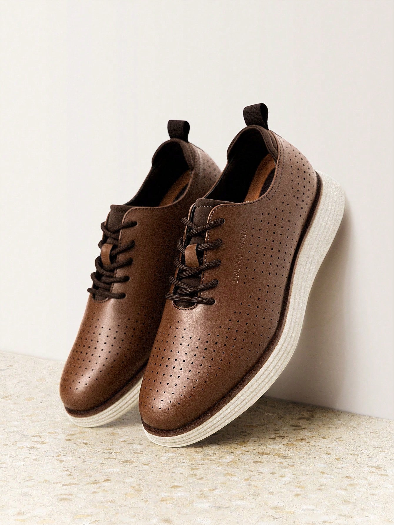 Tênis Casual Perfurado Com Solado Leve Amortecido