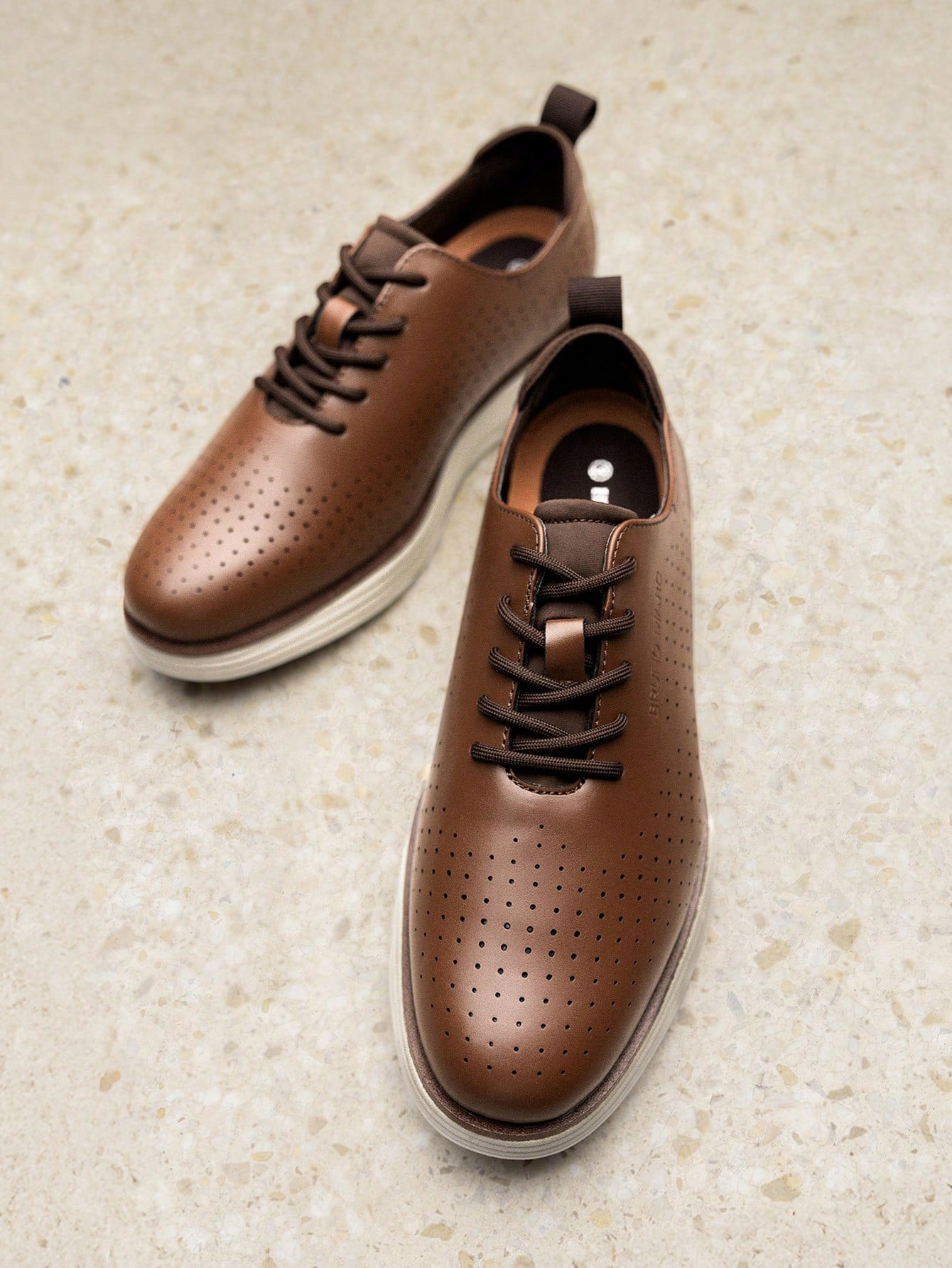 Tênis Casual Perfurado Com Solado Leve Amortecido