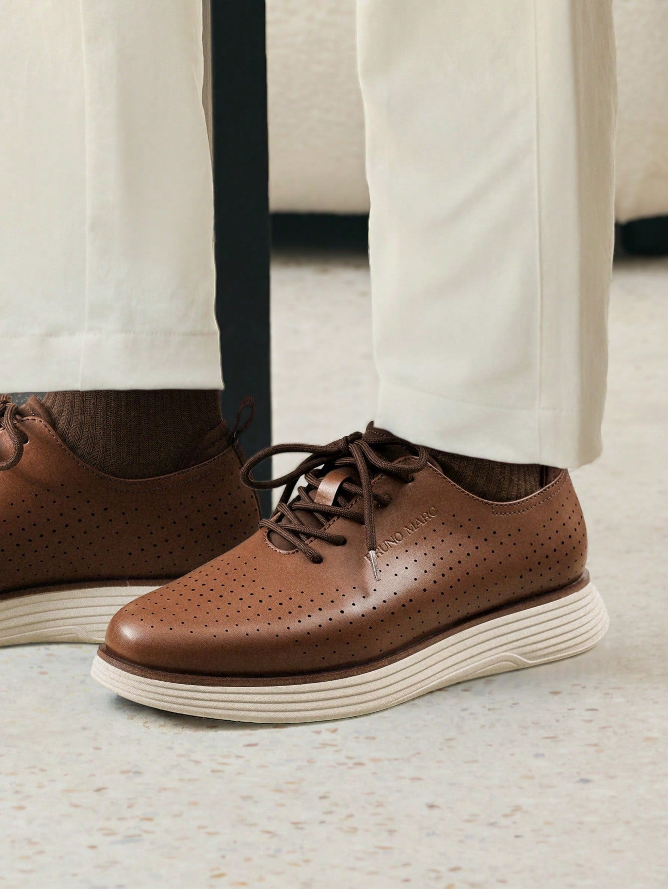 Tênis Casual Perfurado Com Solado Leve Amortecido