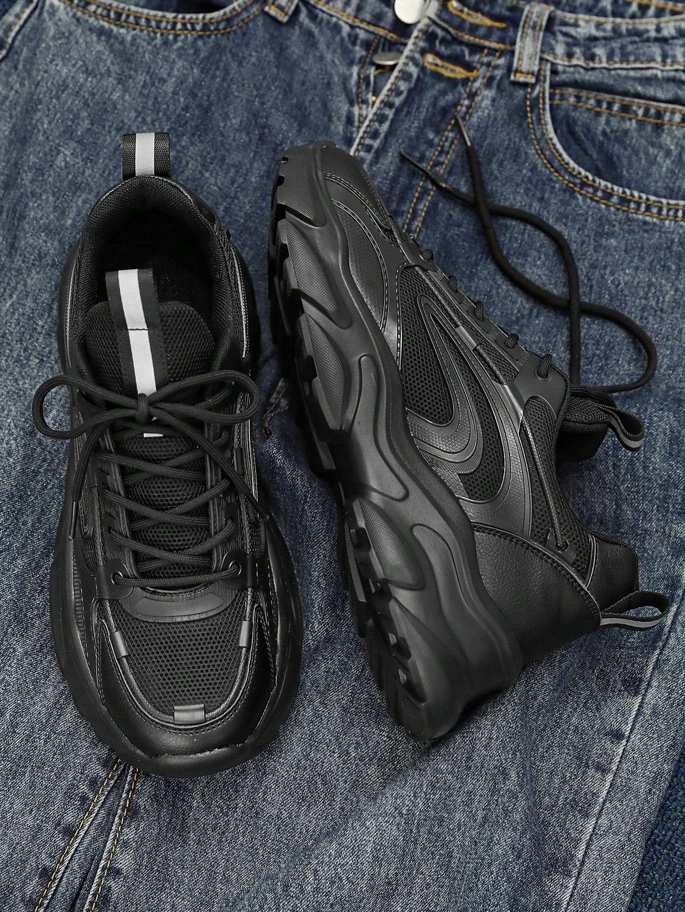 Tênis Chunky Cano Baixo Recortes Estilizados