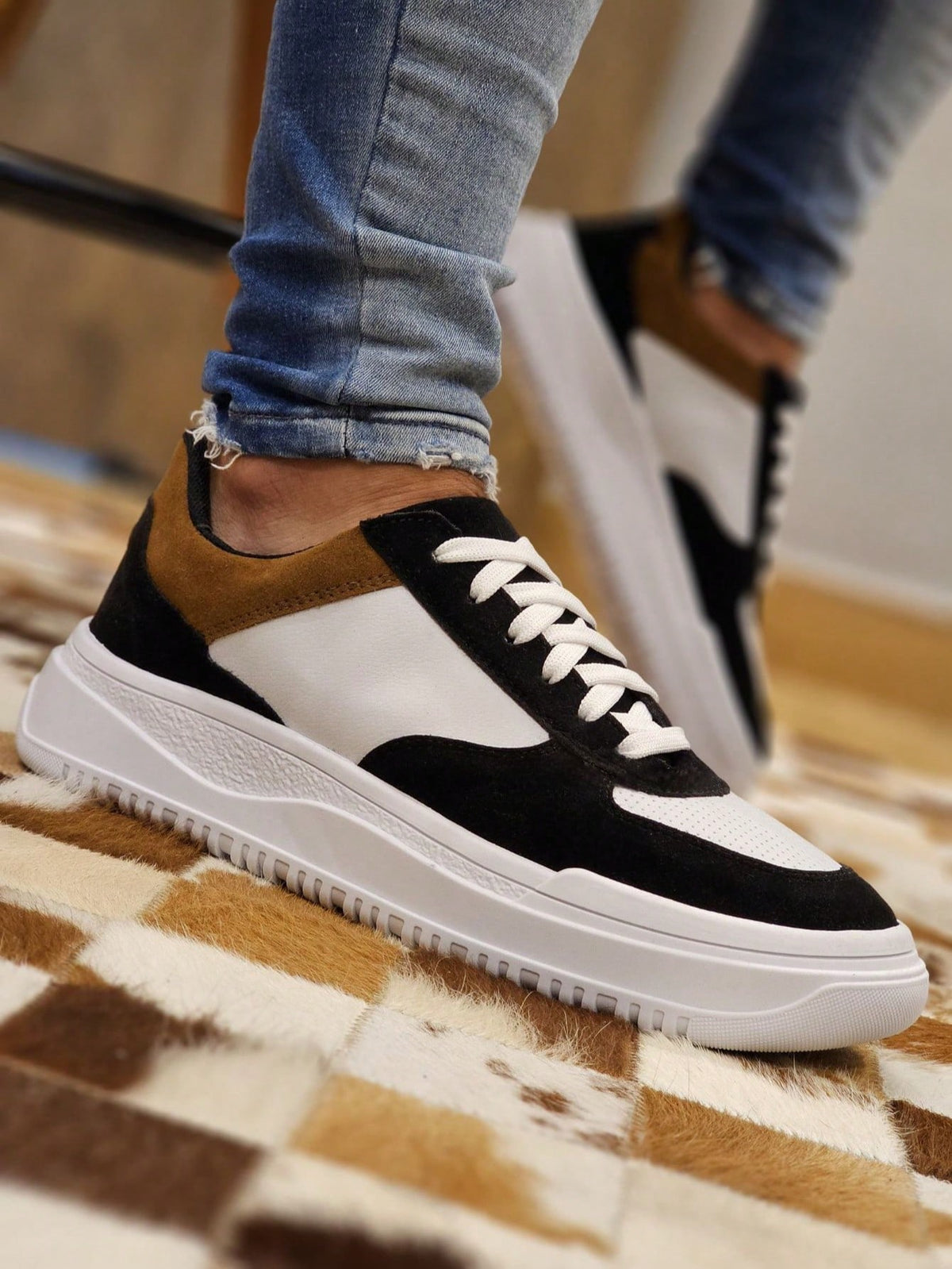 Tênis Casual Cano Baixo Recortes Texturizados Solado Robusto