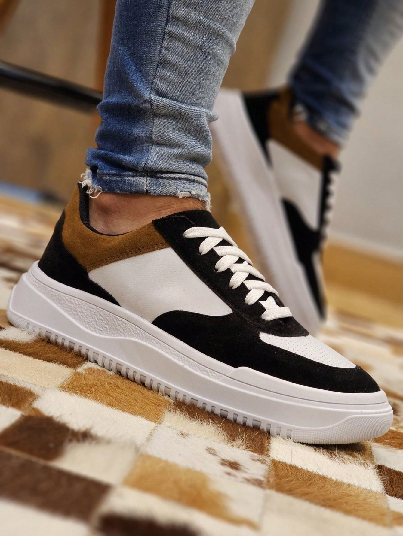 Tênis Casual Cano Baixo Recortes Texturizados Solado Robusto