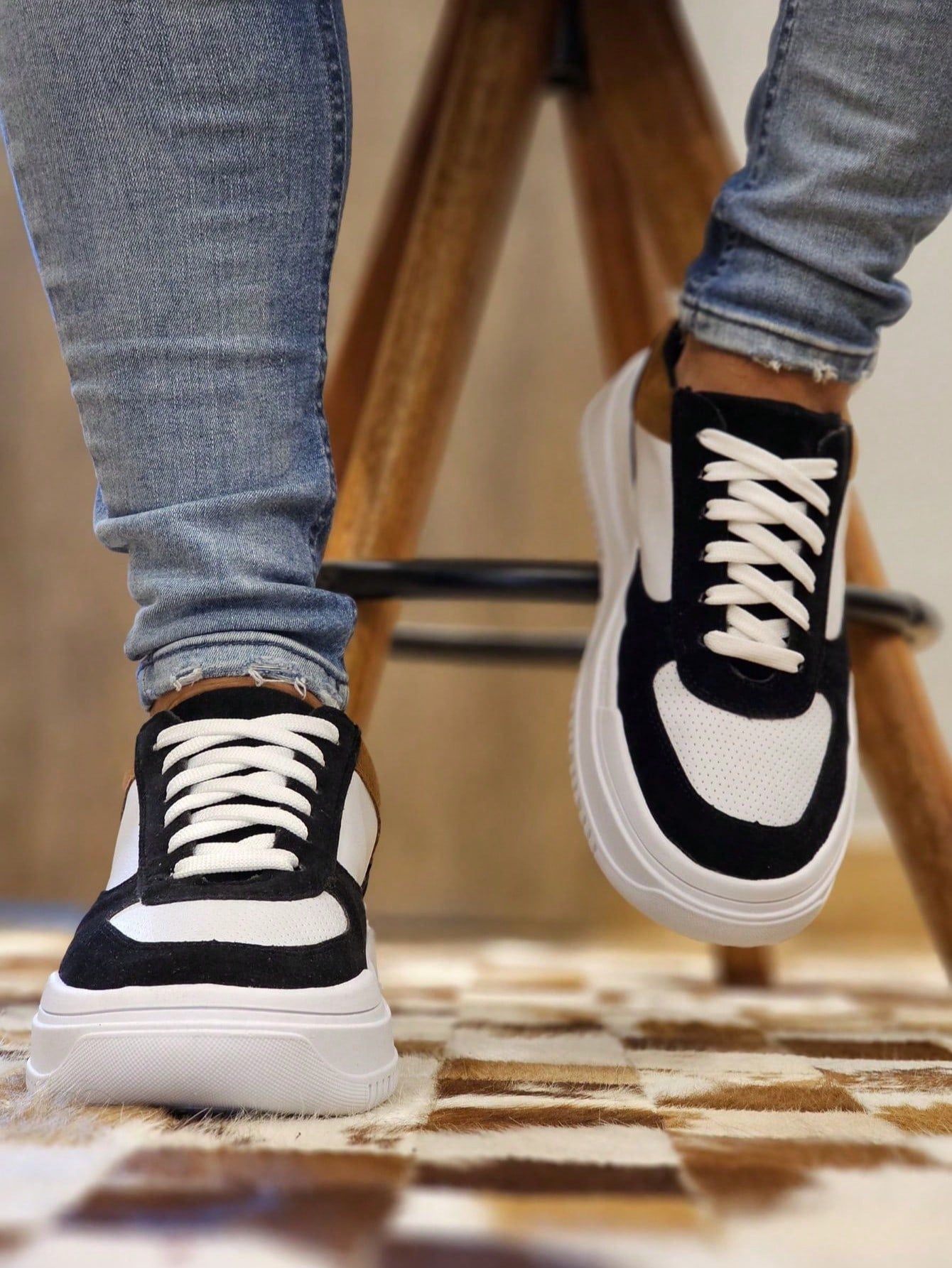 Tênis Casual Cano Baixo Recortes Texturizados Solado Robusto