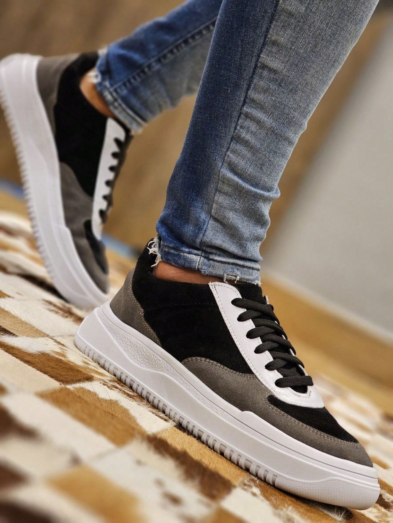 Tênis Casual Cano Baixo Recortes Texturizados Solado Robusto